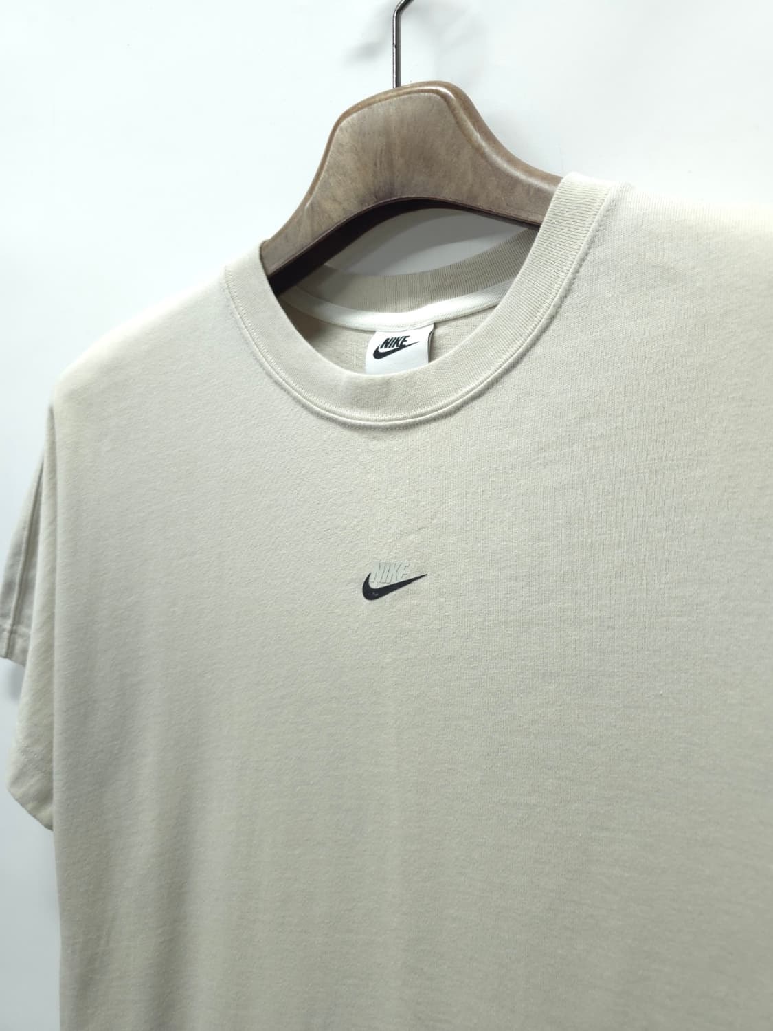 ​나이키 센터 스우시 백지퍼 포켓 반팔 티셔츠 (100) 상품이미지4