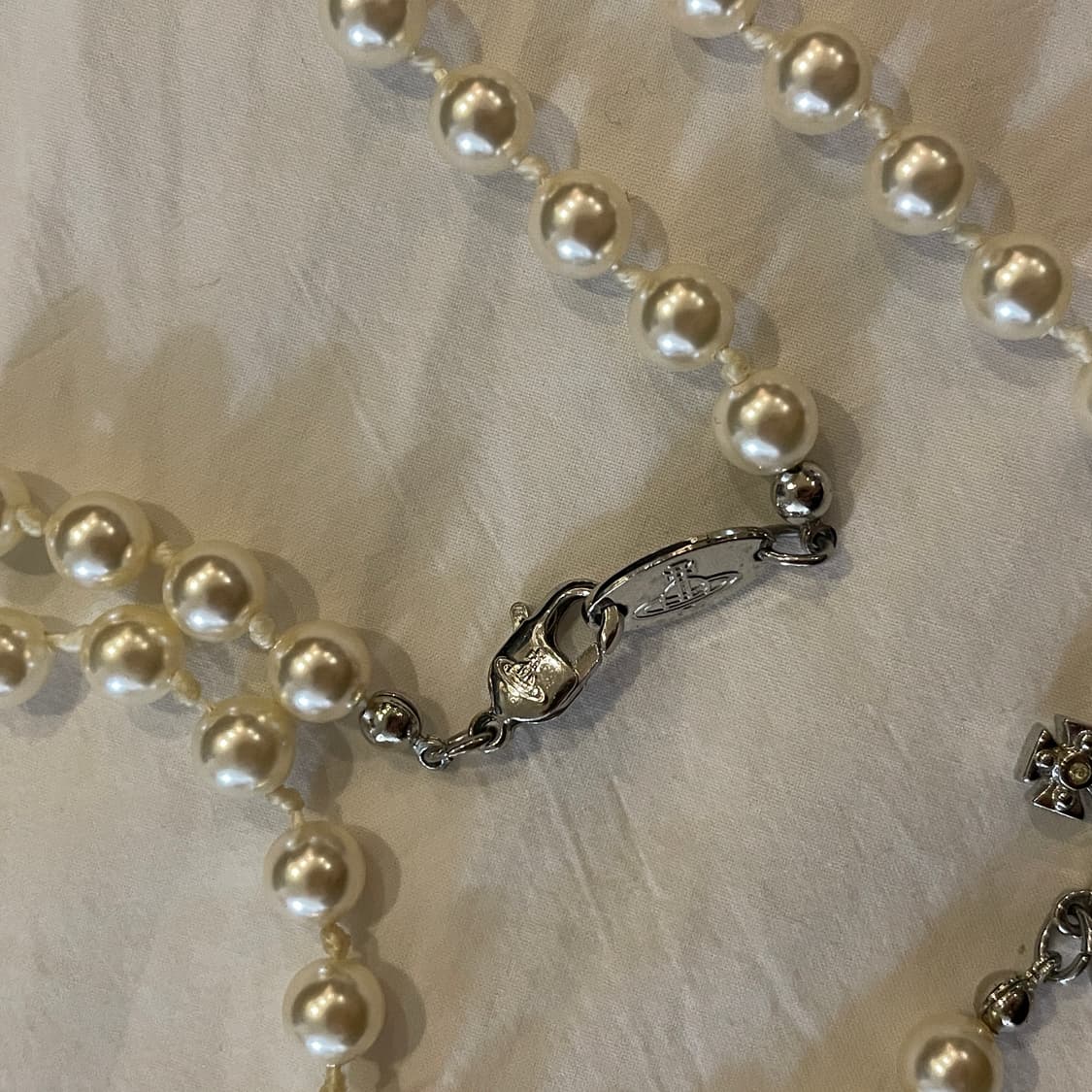 비비안웨스트우드 진주 미니 바스 릴리프 은장 목걸이  상품이미지4