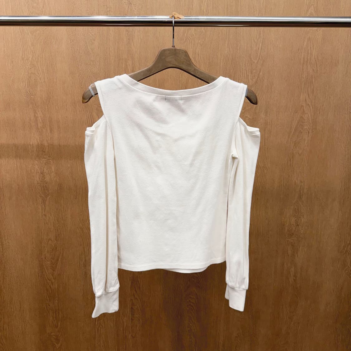 버버리 블루 라벨 오프숄더 맨투맨 컷아웃 핑크 로고 자수 디테일 화이트 상품이미지3