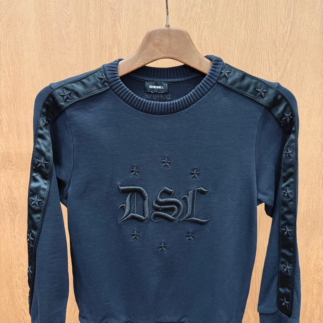 디젤 라운드넥 맨투맨 로고 레터링 자수 스타 패치 숄더 배색 디테일 블랙 상품이미지3