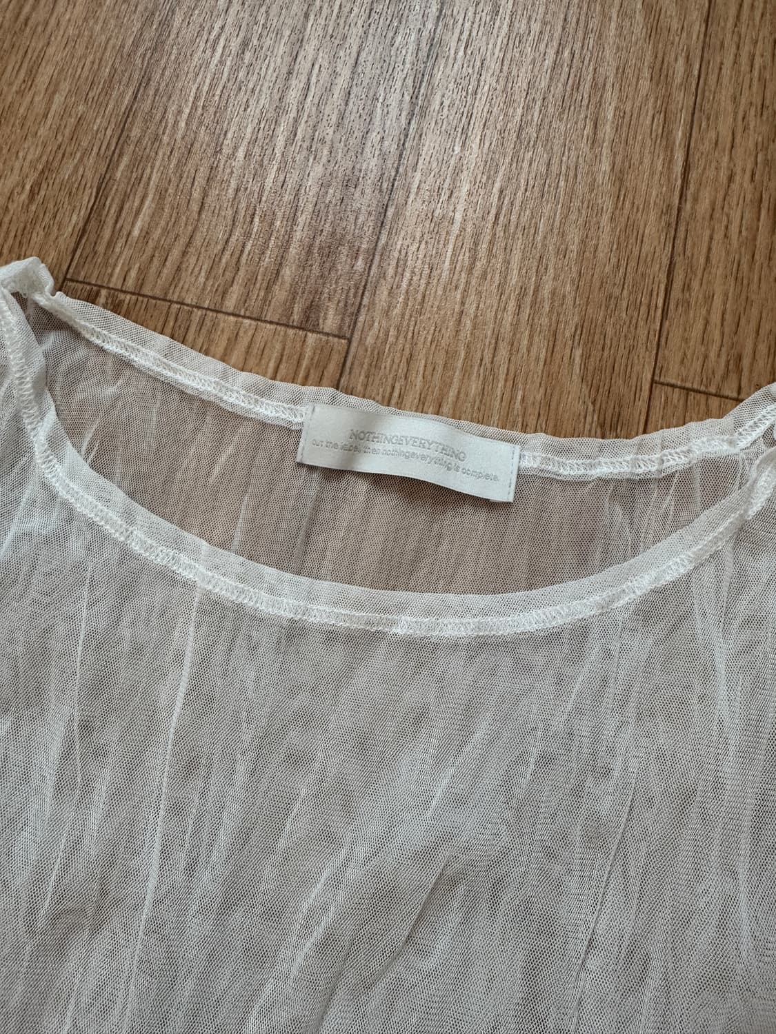 낫띵에브리띵 WRINKLED MESH TOP IN WHITE 상품이미지2
