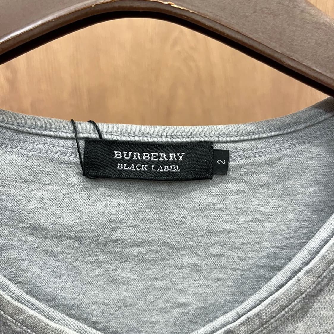버버리 블랙라벨 반팔 티셔츠 아가일 패턴 로고 자수 브이넥 디테일 그레이 상품이미지7