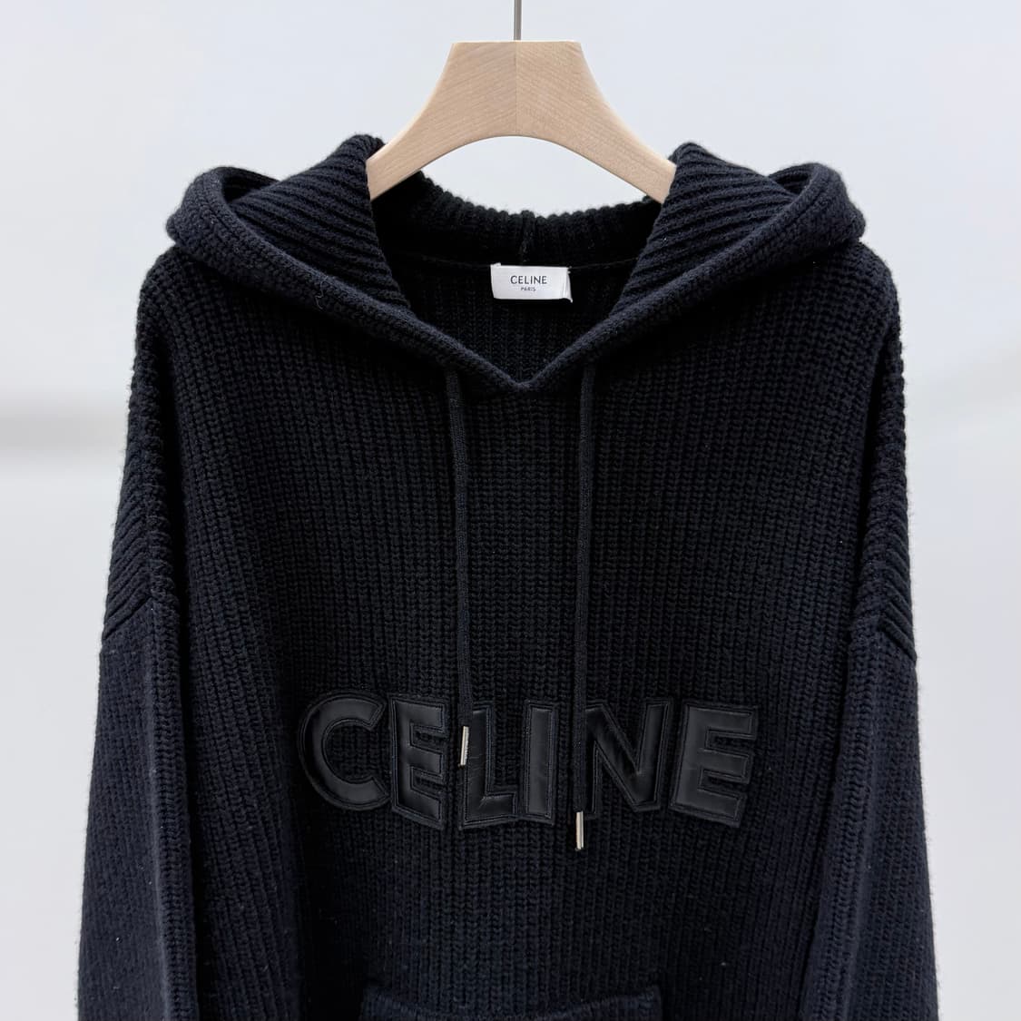 [S+급/오버핏M] 셀린느 리브드 레더패치 로고 울 후드티 블랙 상품이미지2