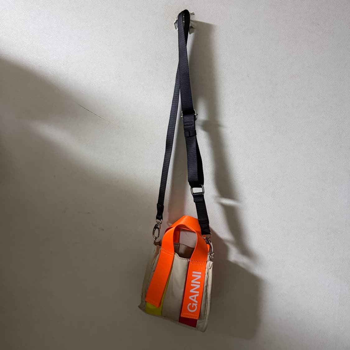 GANNI 가니 여성 미니 토트&크로스백 상품이미지5