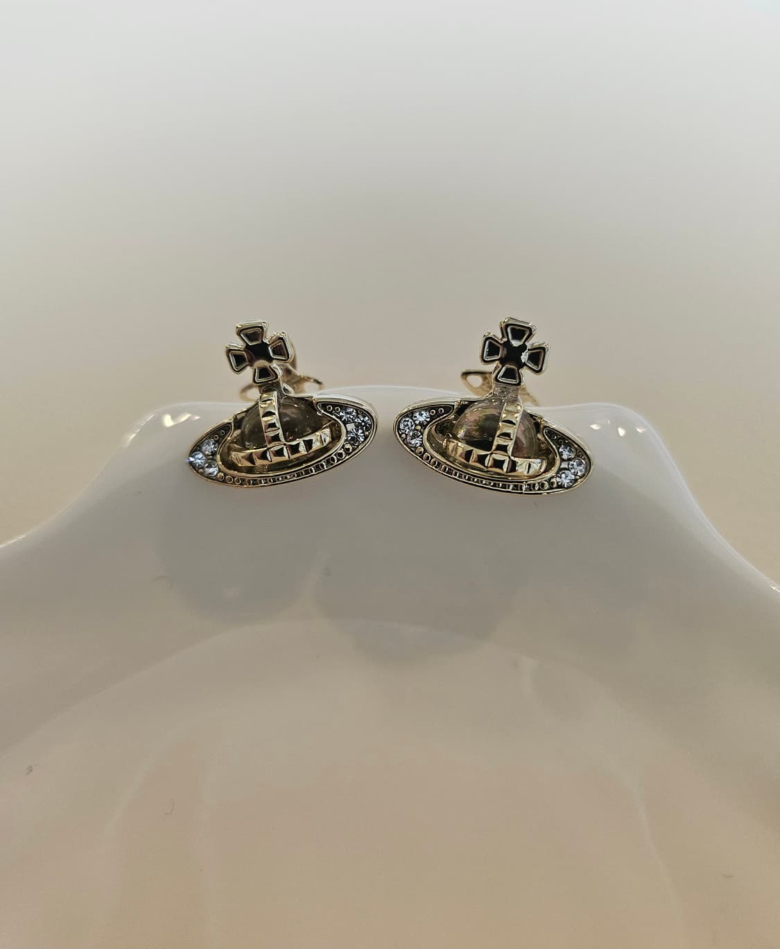 비비안웨스트우드 업사이클링 크리스탈 금장 귀걸이 상품이미지1