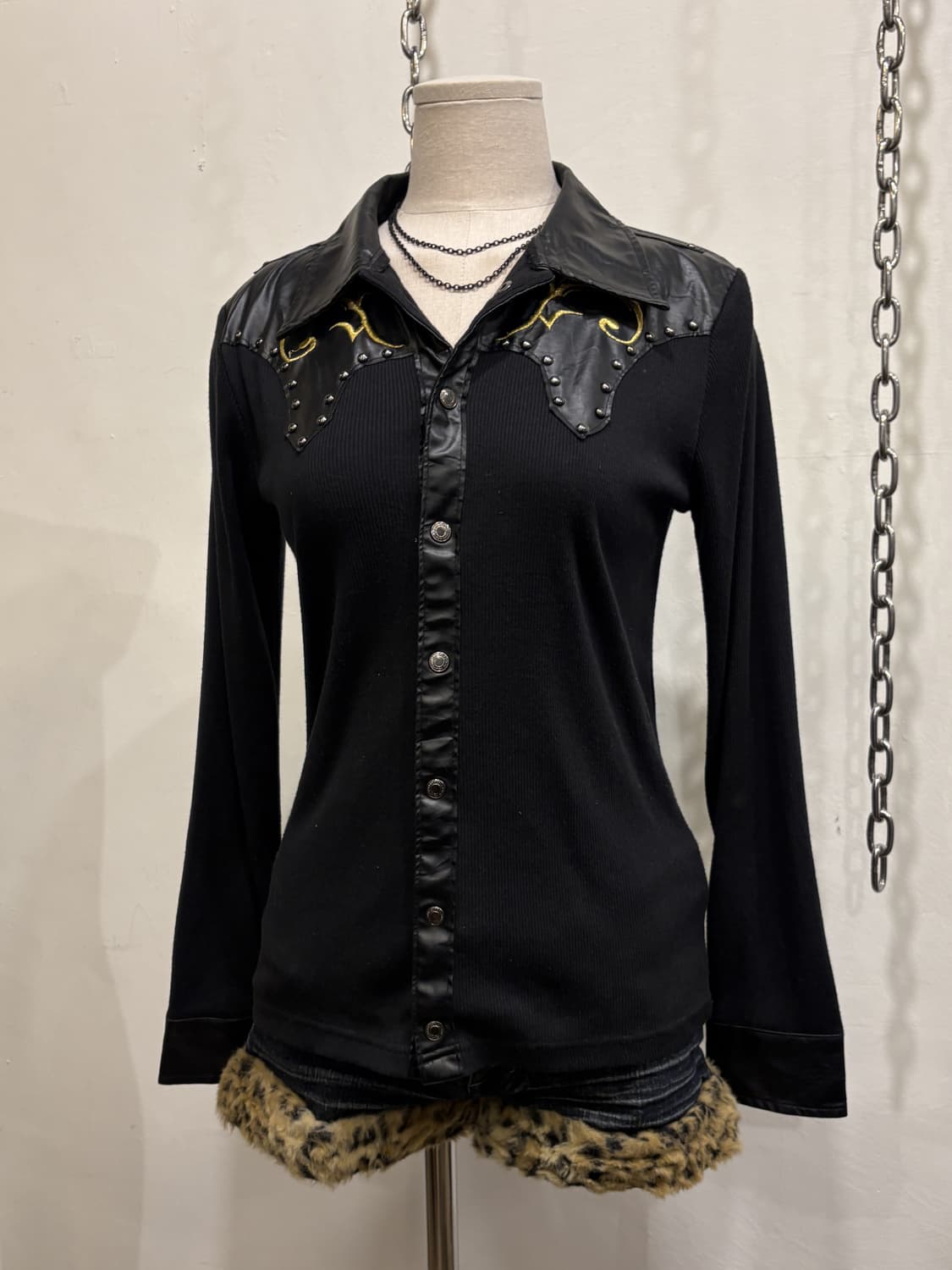 웨스턴 금장 자수 골지 블랙 롱슬리브 상품이미지1