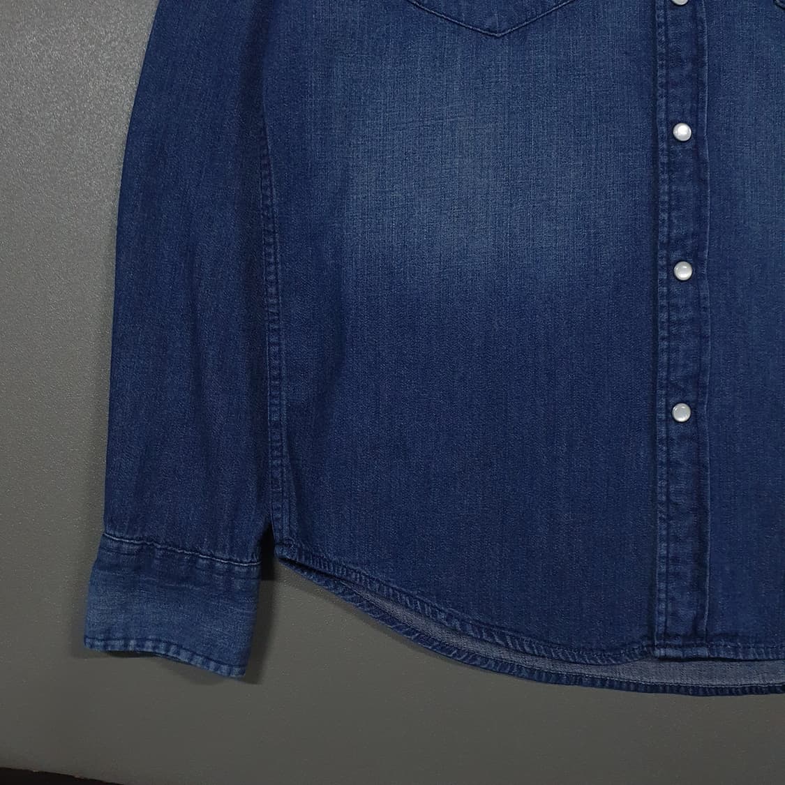 M) 리바이스 신형 클래식 웨스턴 포켓 버튼 스탠다드 청셔츠 중청 상품이미지3