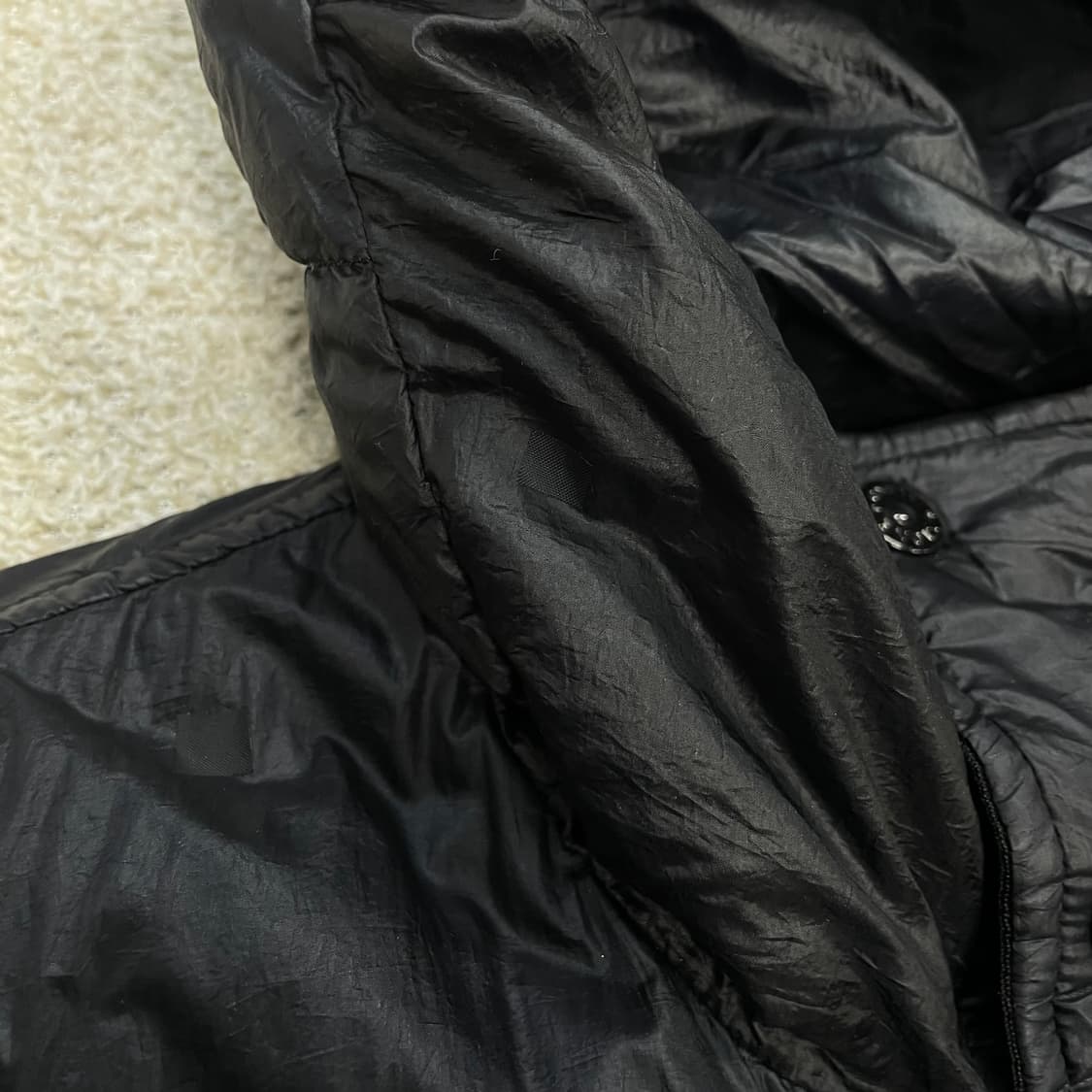 스톤아일랜드 가먼트다이드 와펜 패치 다운 패딩 블랙 상품이미지9