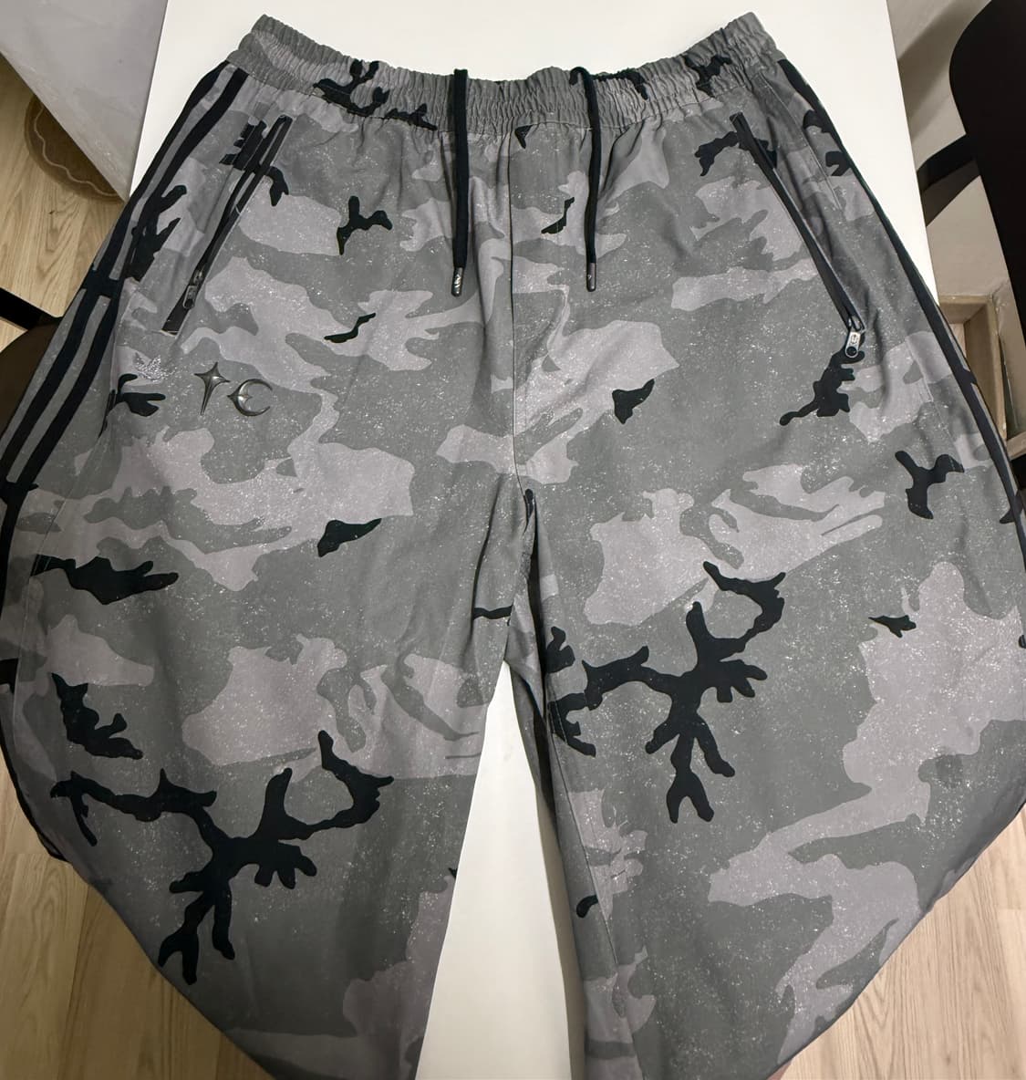 아디다스x떠그클럽 트랙 팬츠 블랙 크림 상품이미지4