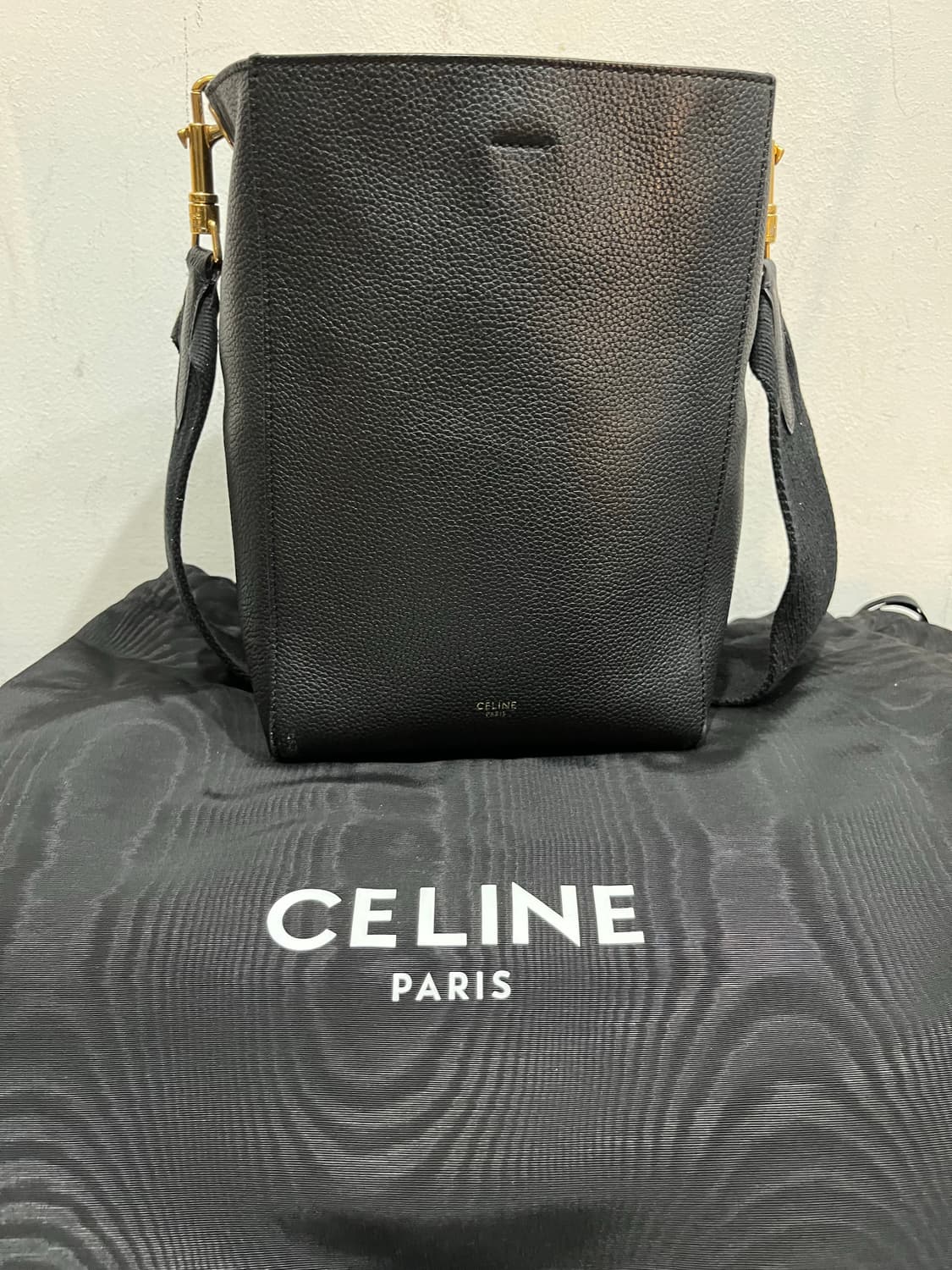 셀린느 상글 스몰 버킷백 블랙 정품 상품이미지1