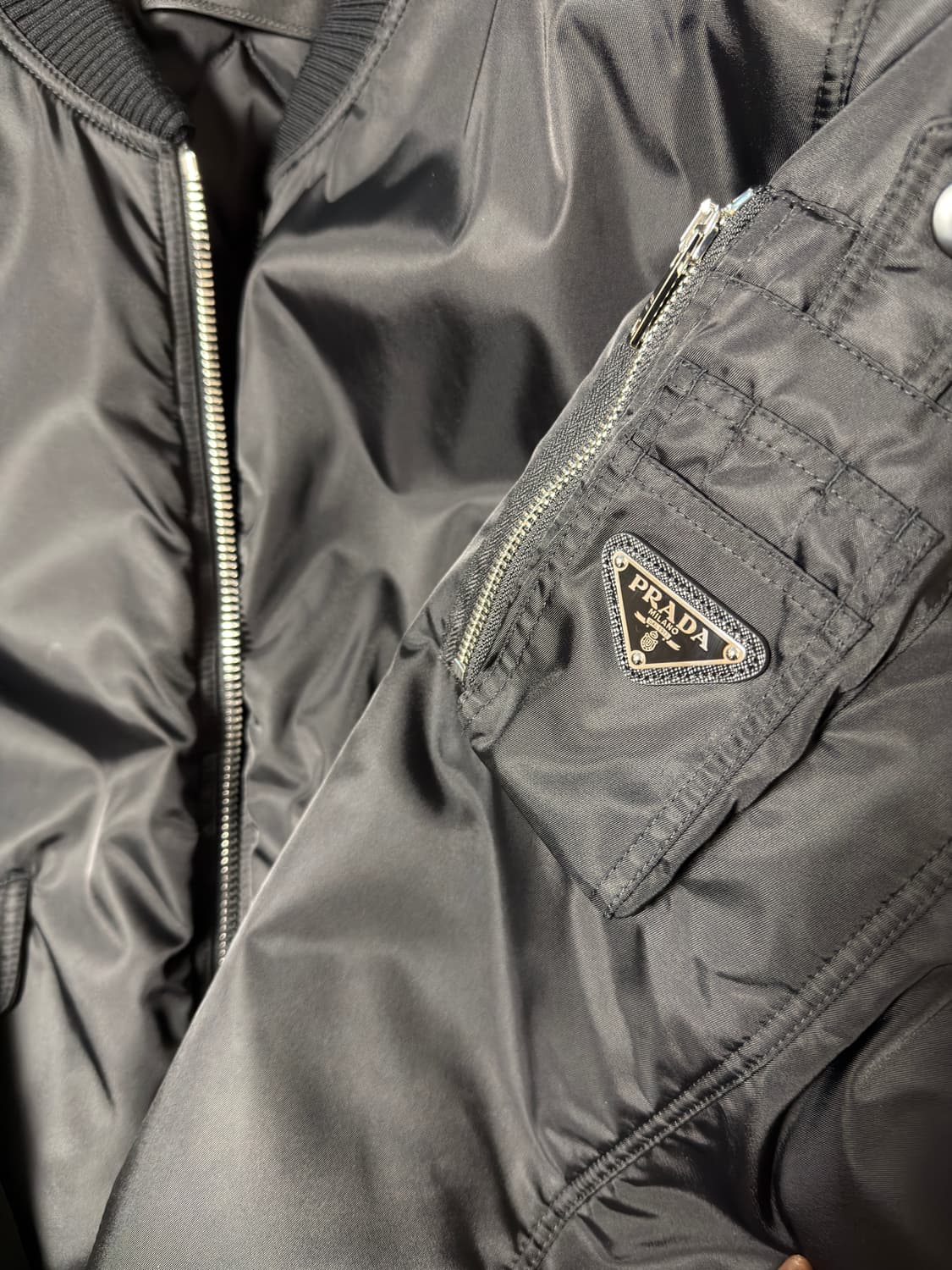 프라다 25FW 리나일론 봄버 정품 M사이즈 상품이미지2