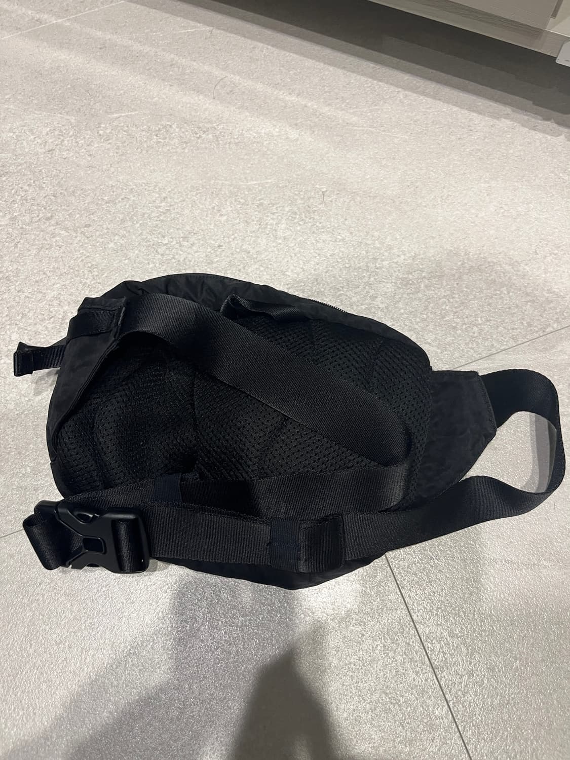 cp컴퍼니 렌즈 슬링백 블랙 상품이미지2