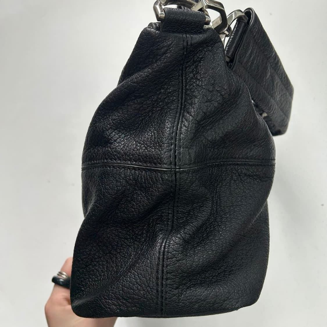 GIVENCHY 나이팅게일 블랙 그레인 소가죽 숄더백 상품이미지3