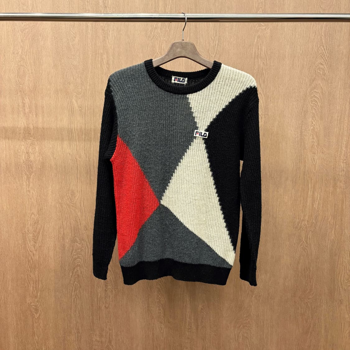 휠라 라운드넥 긴팔 니트 기하학 컬러 블록 패턴 로고 패치 디테일 블랙 상품이미지2