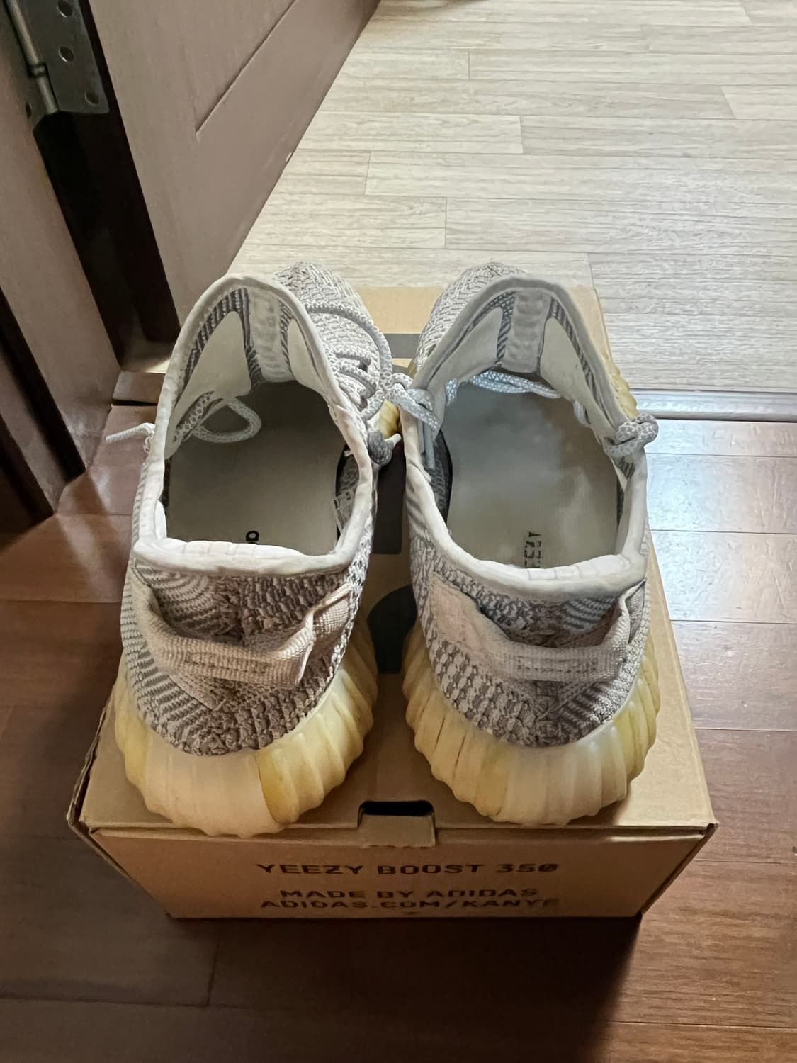 아디다스 이지부스트 350 V2 스태틱 285 상품이미지1