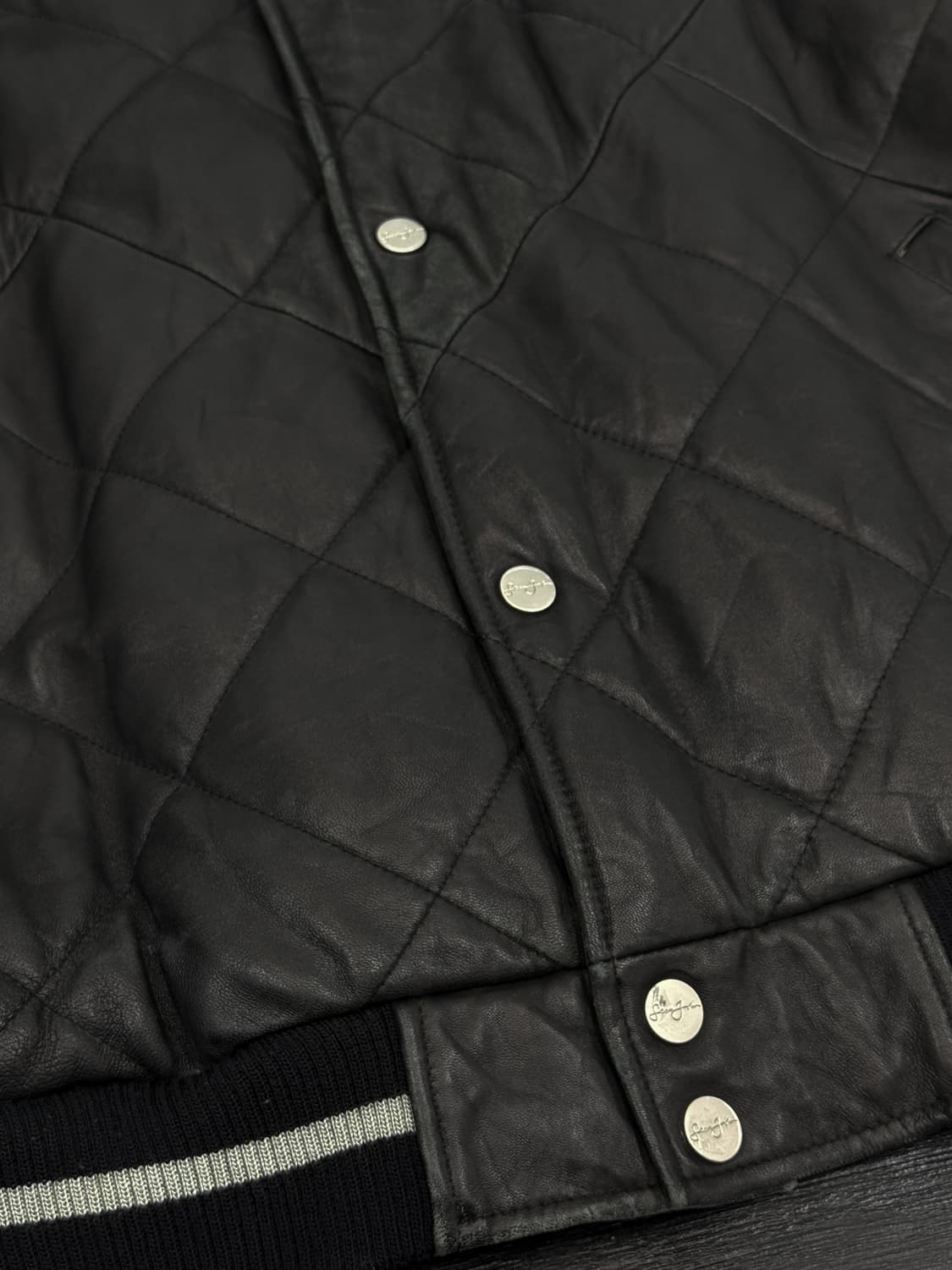 션존 다이아몬드 퀼티드 램스킨 레더 오버 바시티 자켓 상품이미지7