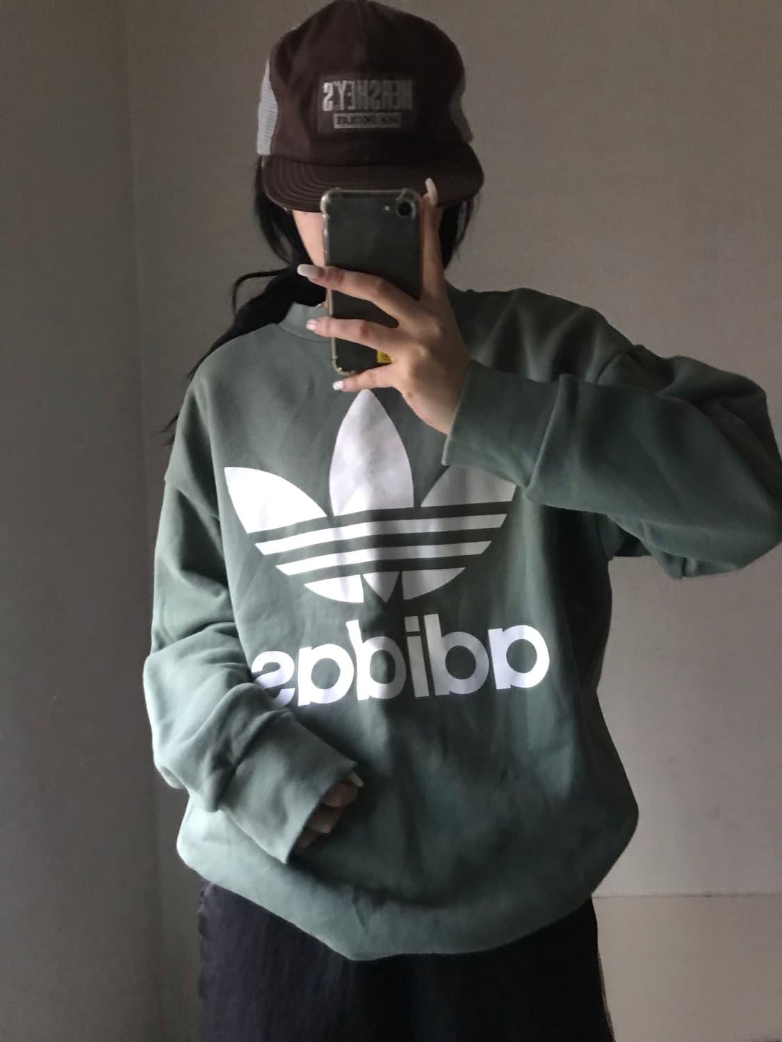 아디다스 빅로고 카키 맨투맨 상품이미지1