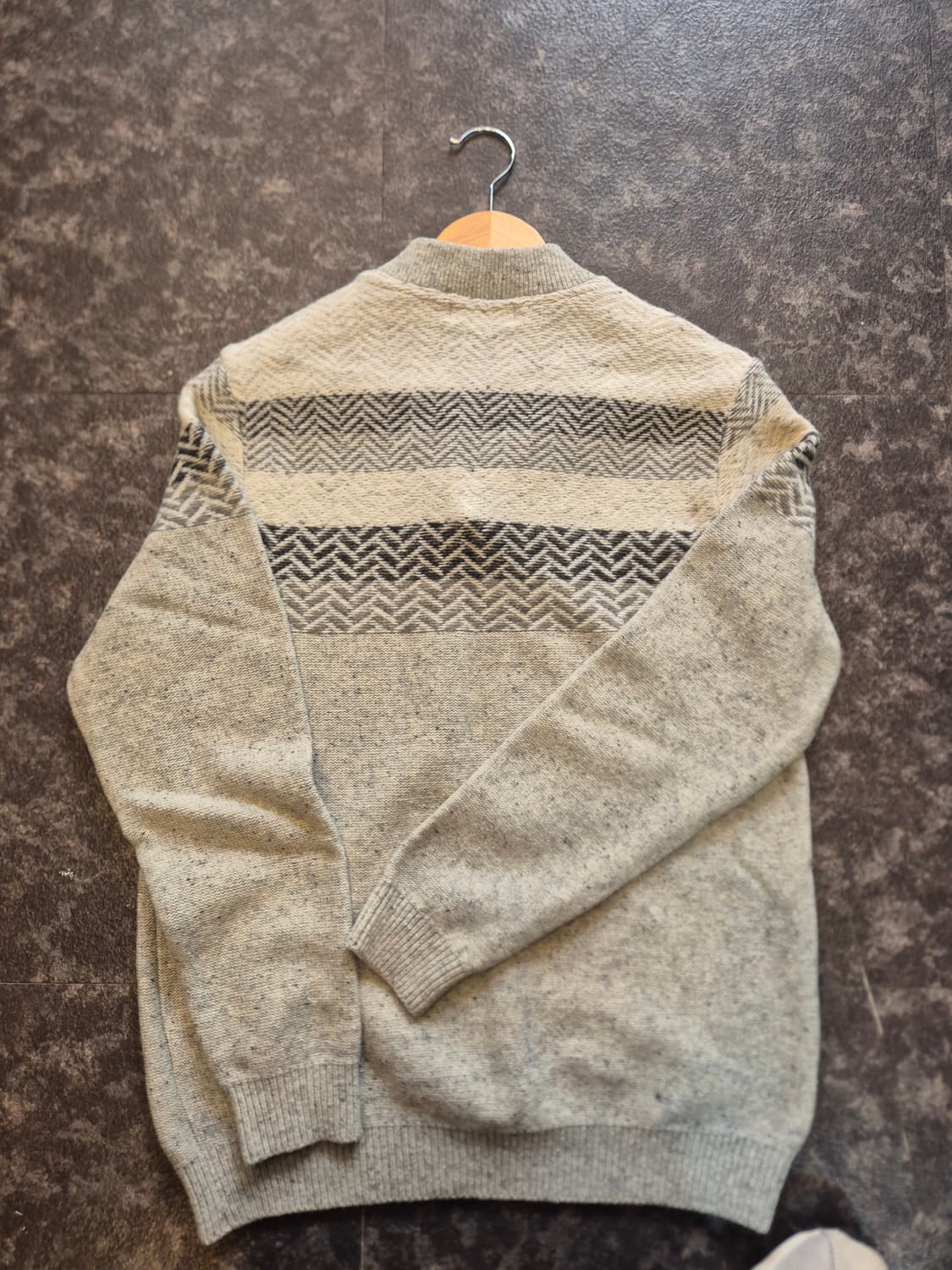 GGIO II 지그재그 모던 반버튼 니트 100 상품이미지6