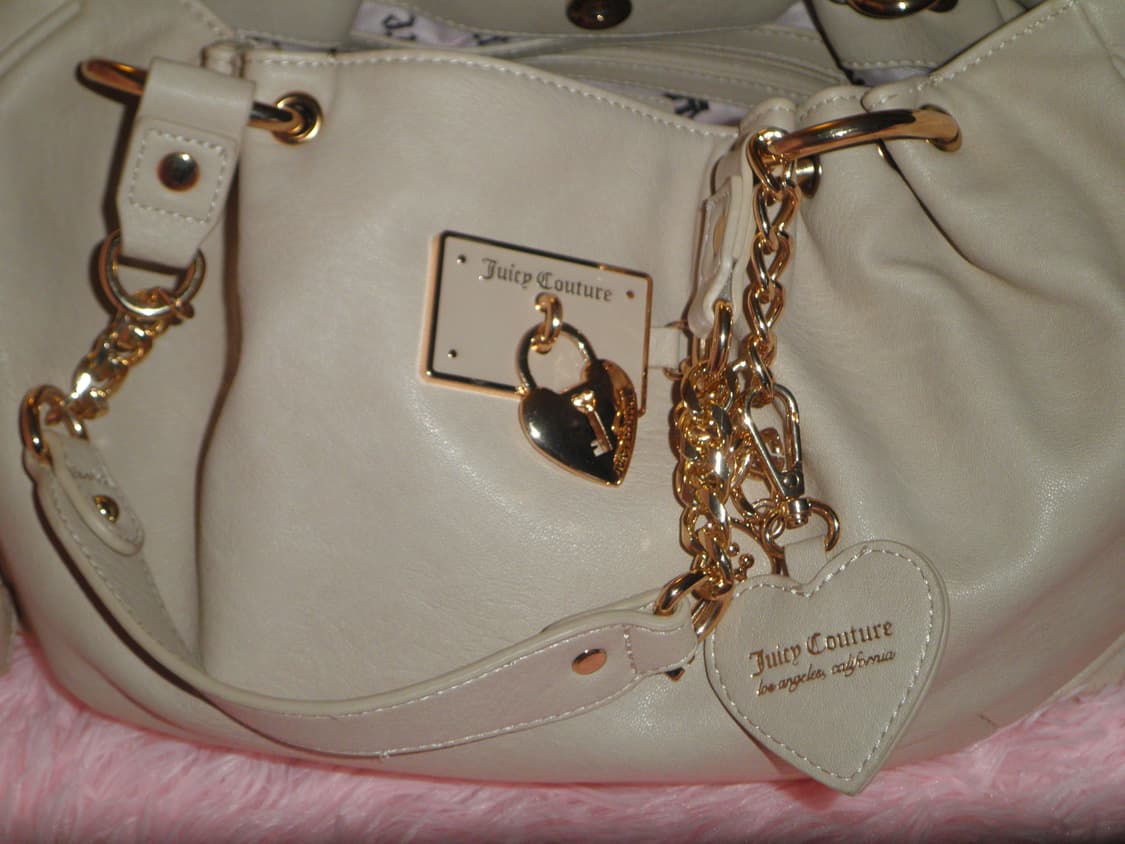 쥬시 꾸뛰르 하트 열쇠 챰 베이지 레더 숄더백 상품이미지3