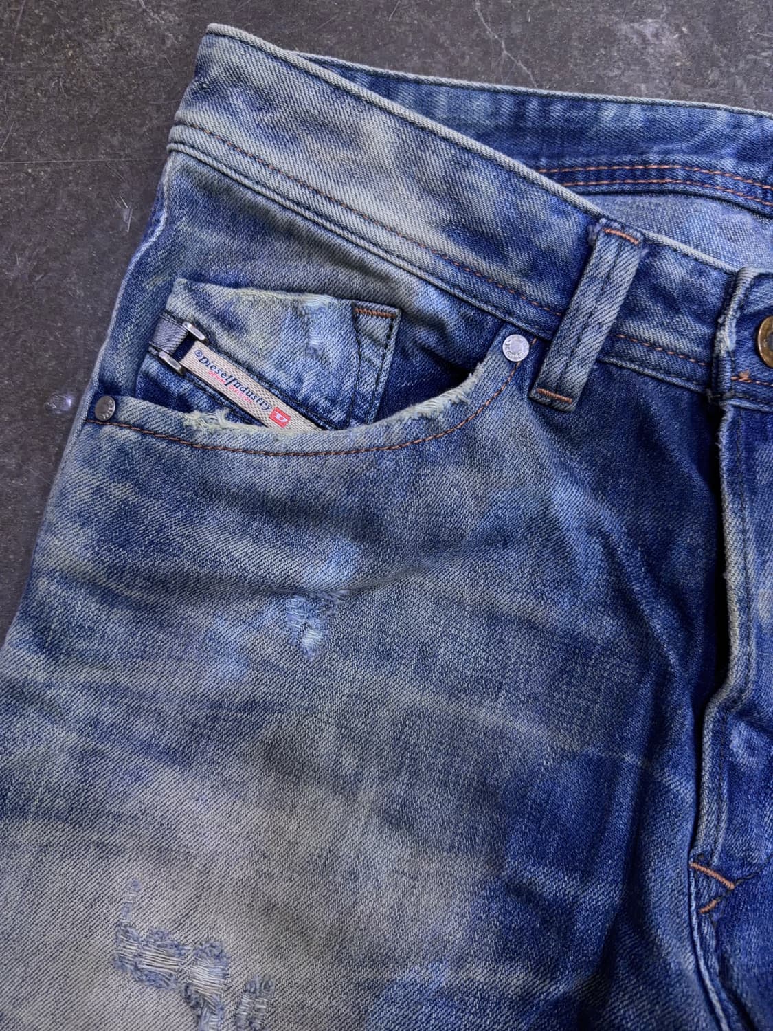 디젤 대런 빈티지 워싱 레귤러 슬림 테이퍼드핏 데님팬츠 32 상품이미지4