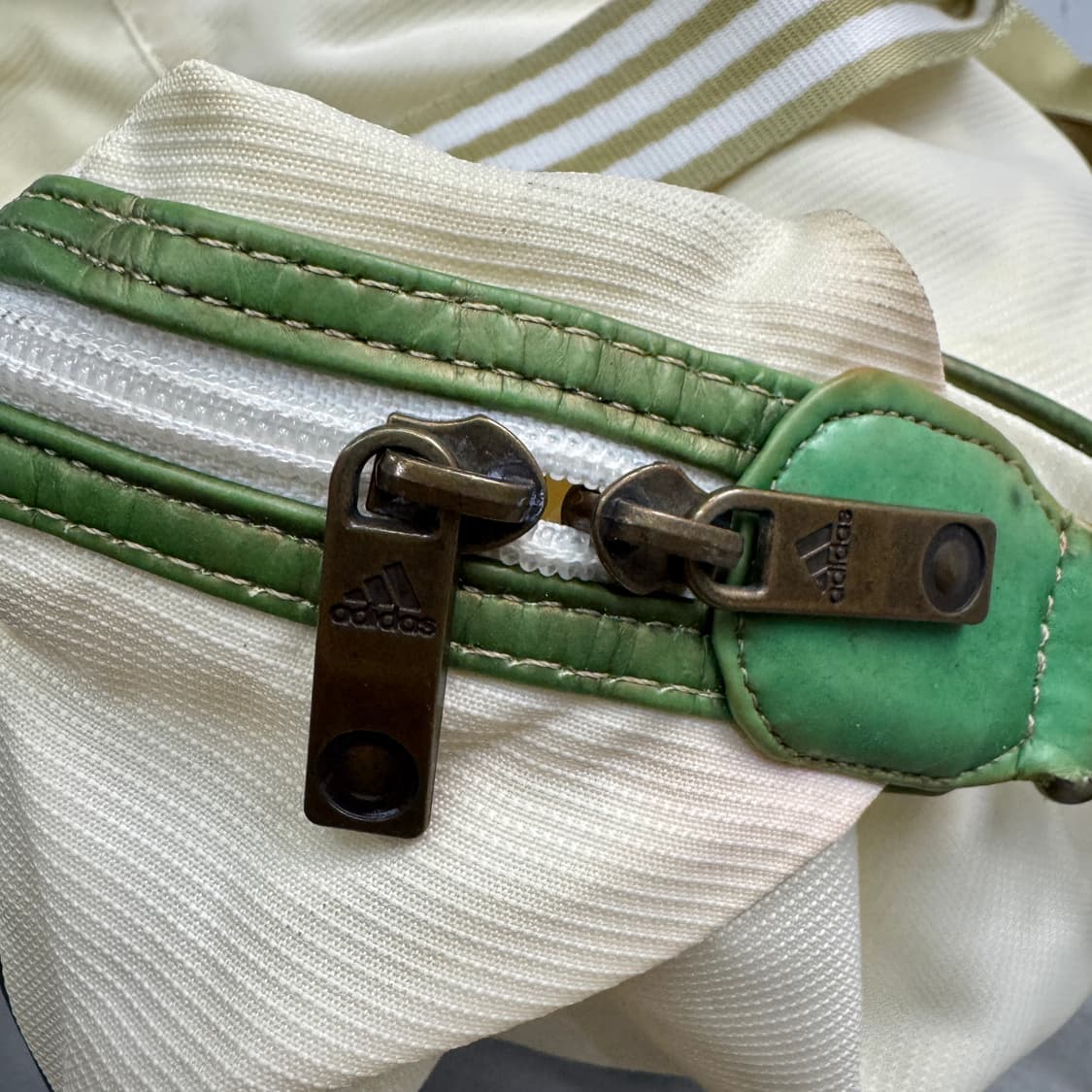 아디다스 Y2K 흰초 00s 올드스쿨 빅로고 크로스백 상품이미지5