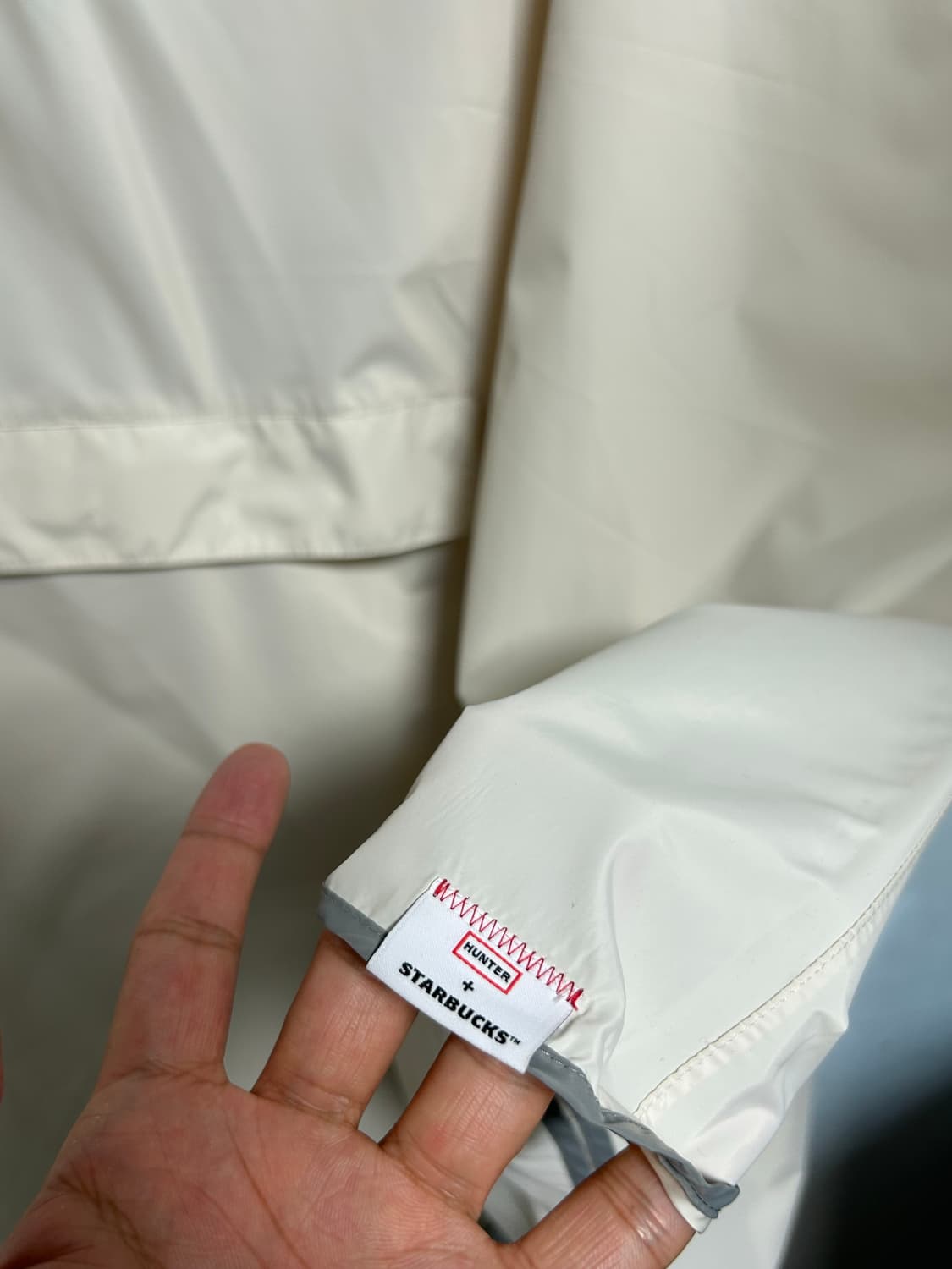 헌터 X 스타벅스 콜라보 레인 판초 아노락 아이보리 상품이미지3