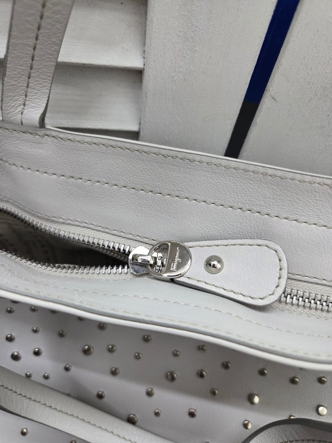 살바토레페라가모 스터드 토트백 상품이미지6