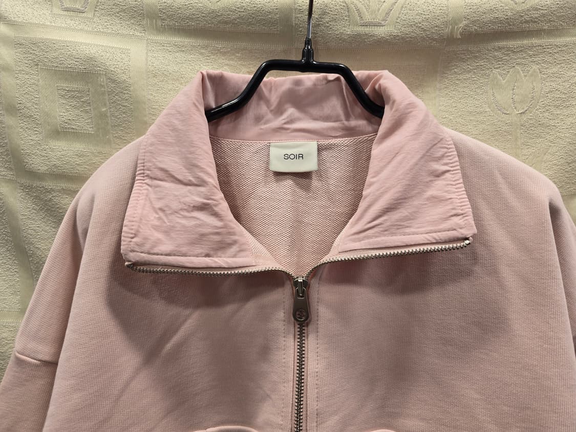 거의새거) 쏘이르 SOIR 25년 핑크색 하프집업 맨투맨 프리사이즈 상품이미지3