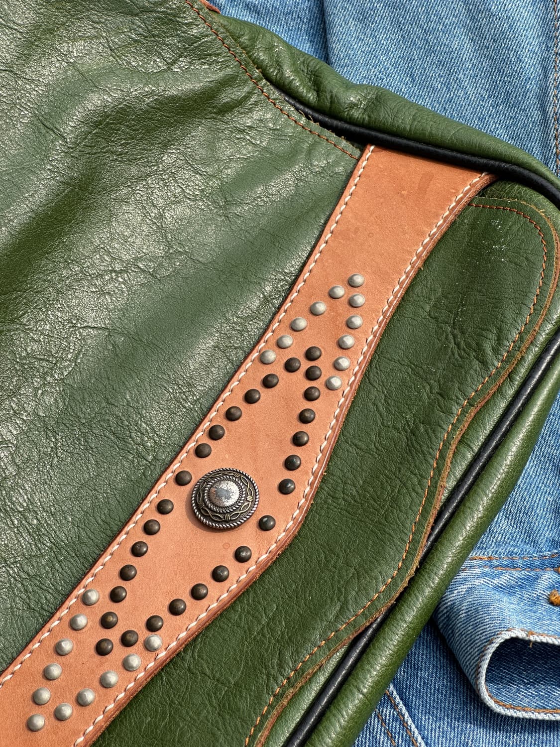 빈티지 핸드메이드 소가죽 메신저백 그린 레더 웨스턴 스터드 크로스백 상품이미지2