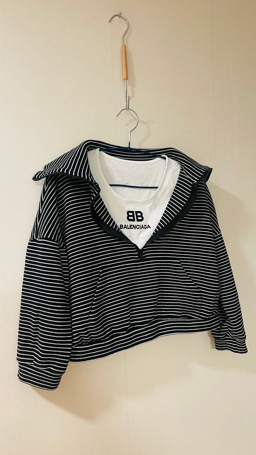 발렌시아가 스트라이프 반집업 크롭 맨투맨 S 내부 나시티와 맨투맨 일체형 상품이미지2