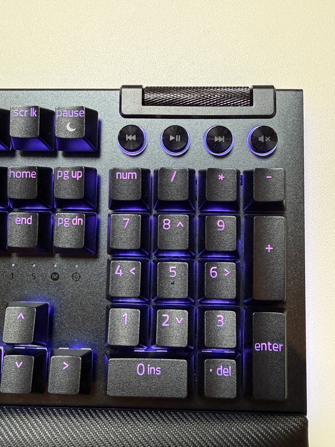 레이저 BlackWidow V4 블랙 색상 유선 키보드 블랙 거의새거 상품이미지2