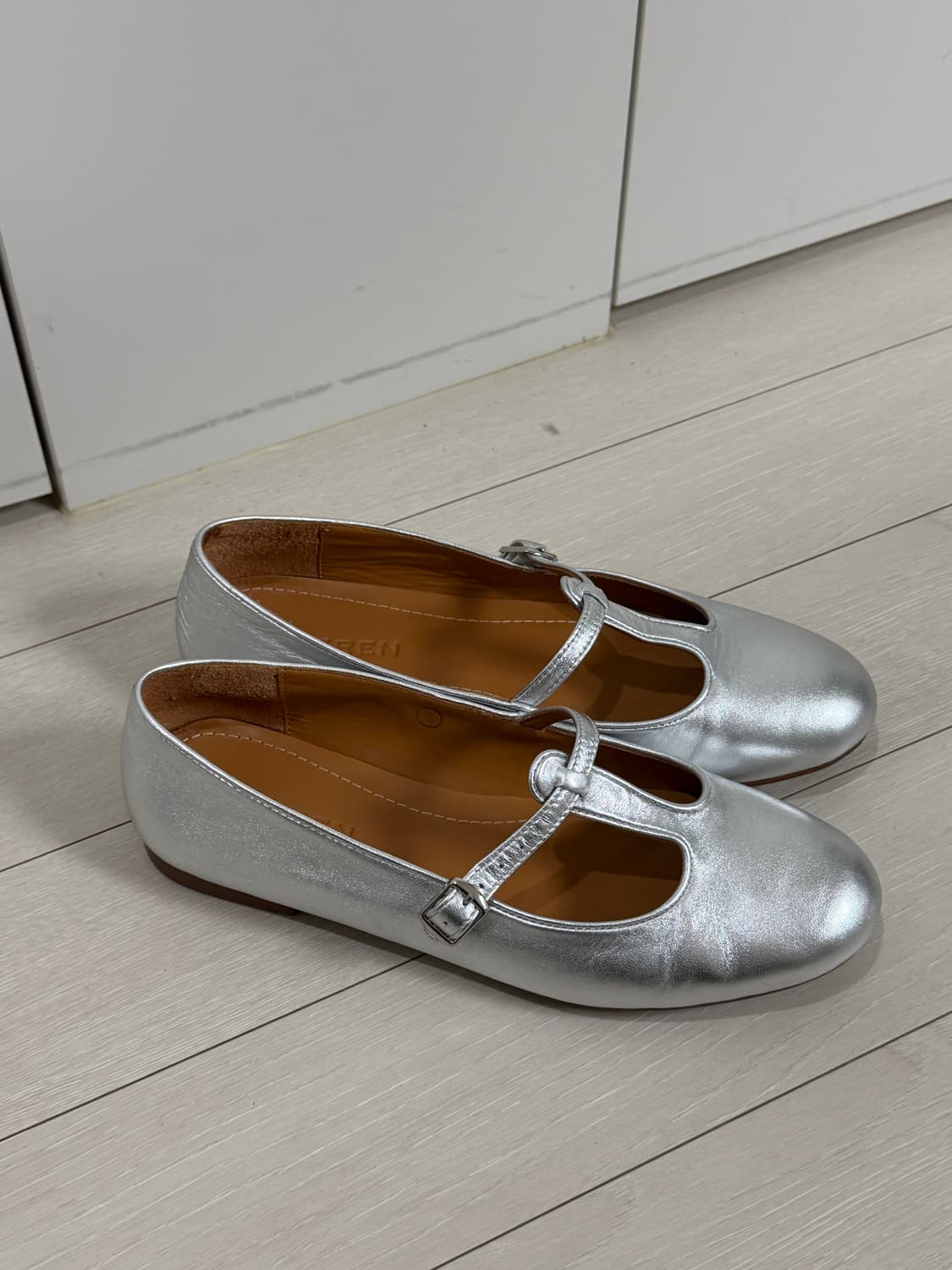 쿠에른 로마 04플랫 245사이즈 상품이미지1