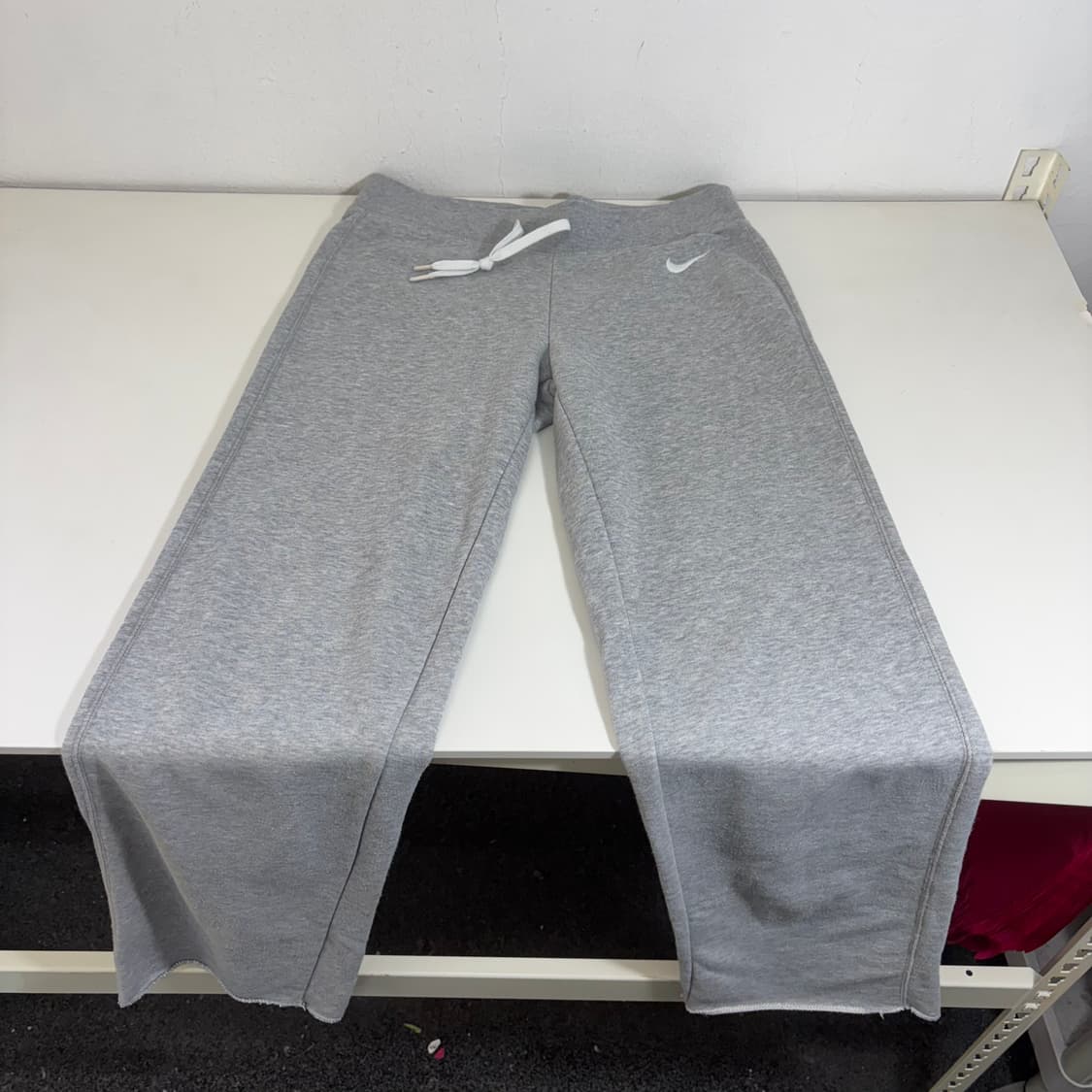 우먼L 나이키 그레이 스우시 와이드핏 면 트레이닝팬츠 상품이미지2