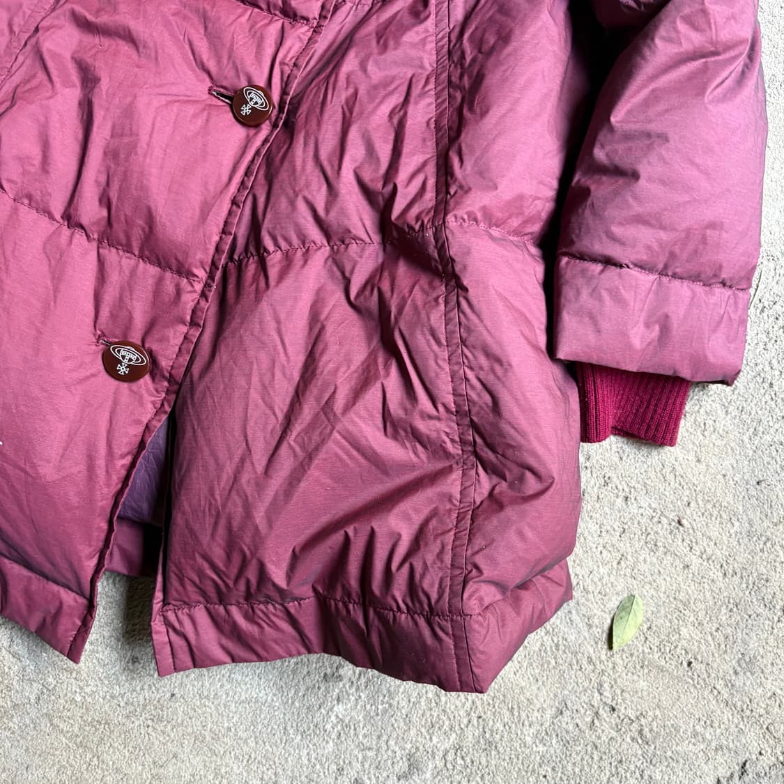 비비안 웨스트우드 레드라벨 버건디 비대칭 푸퍼 다운 코트 상품이미지4