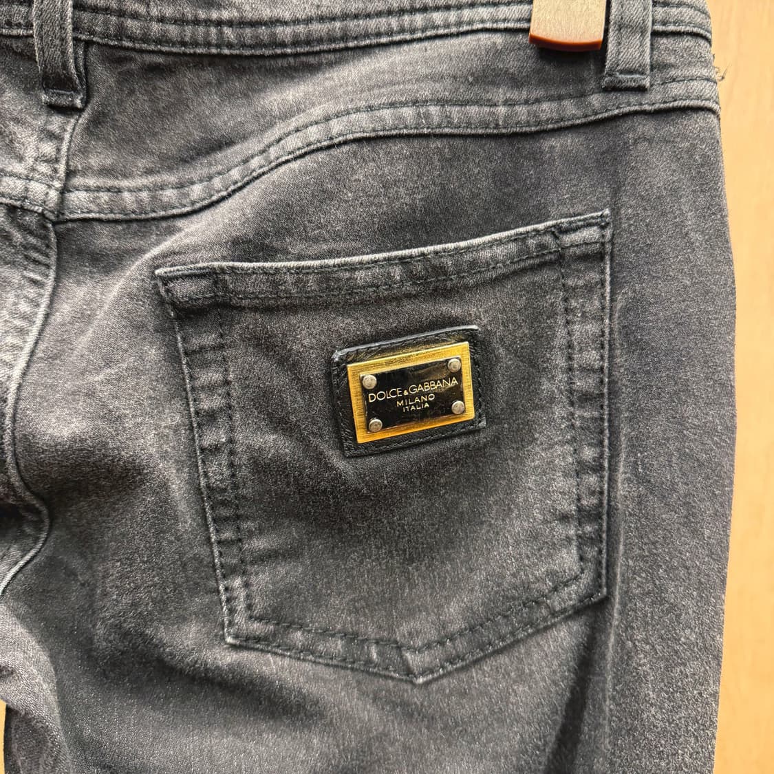 돌체앤가바나 데님 팬츠 사이드 블랙 라인 백포켓 골드 로고 디테일 흑청 상품이미지7