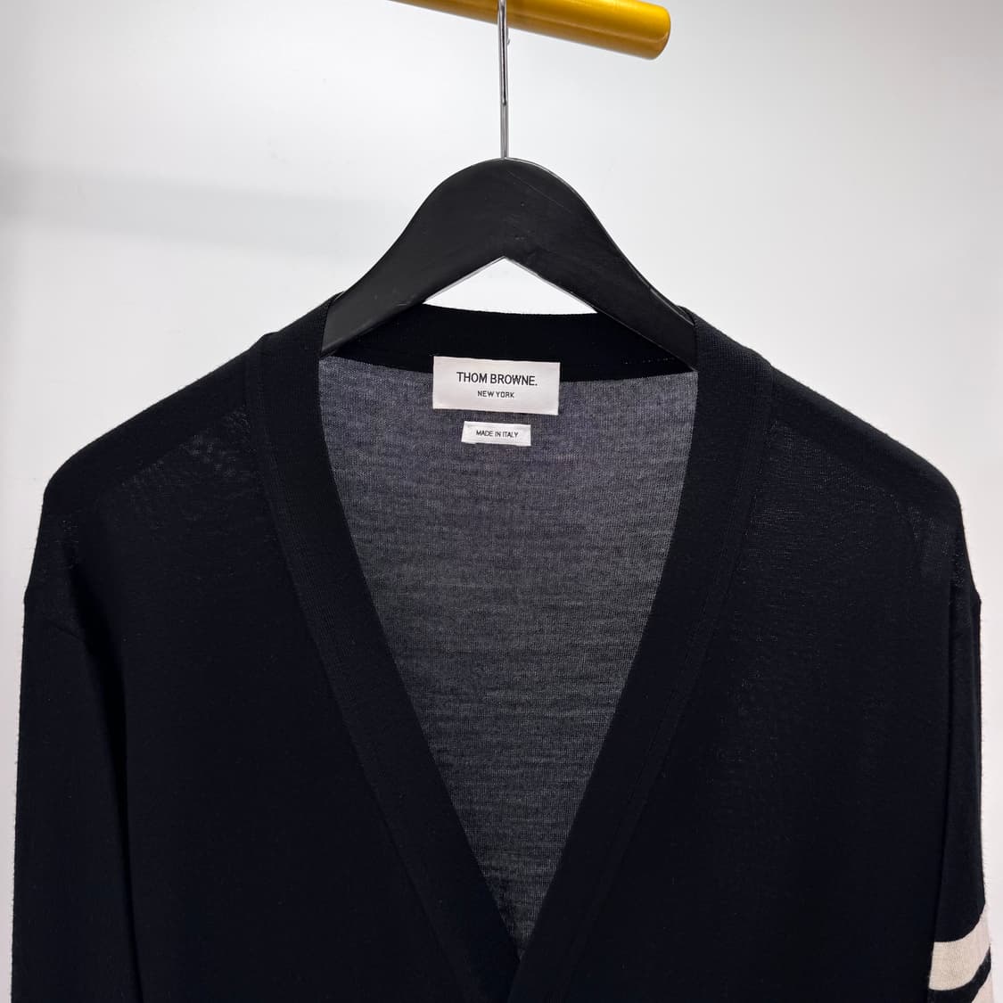 [5사이즈] 톰브라운 사선완장 메리노울 가디건 블랙 (MKC002A) 상품이미지5