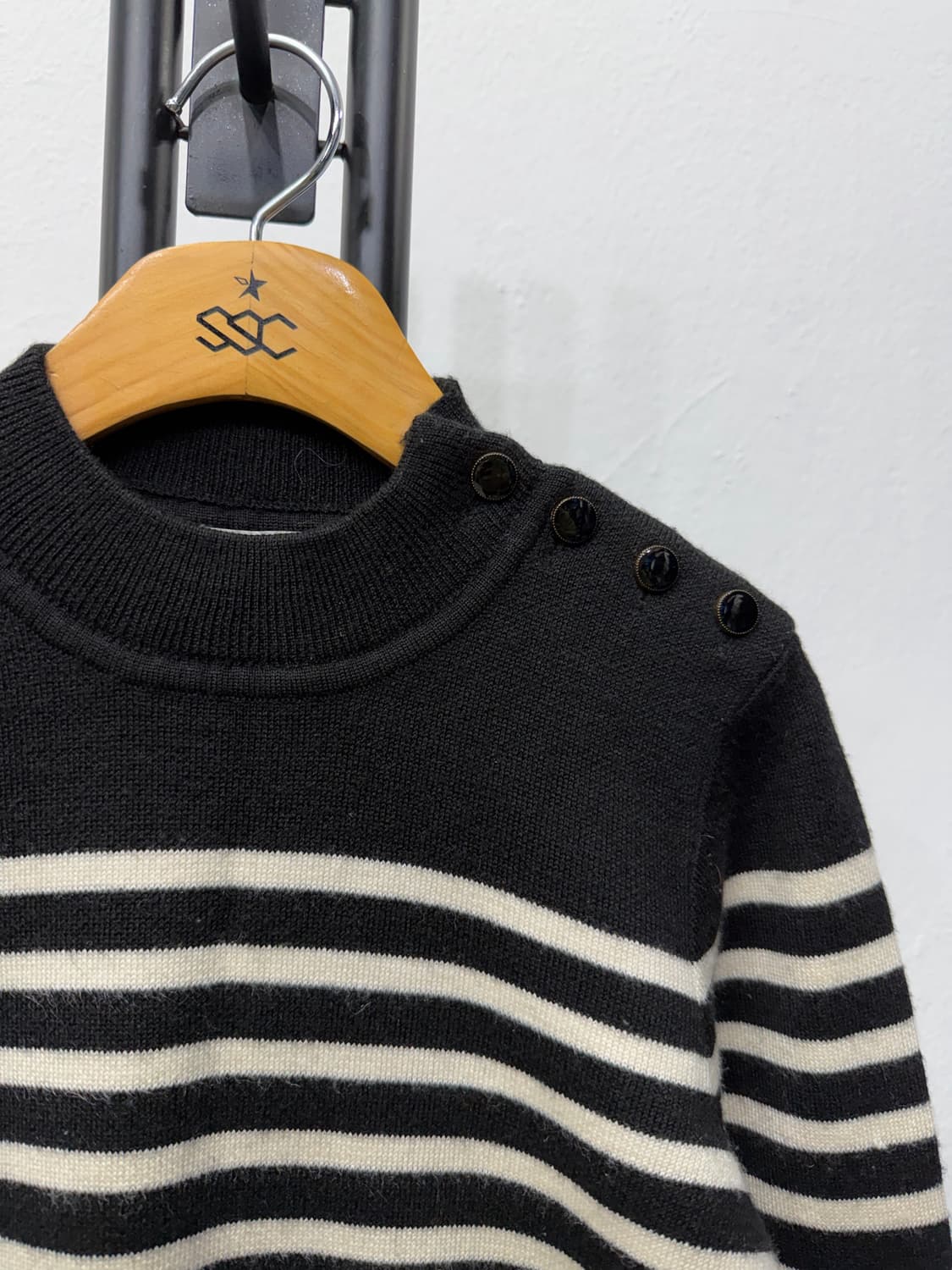 정품) 산드로 여성 블랙 화이트 스트라이프 니트 2 상품이미지4