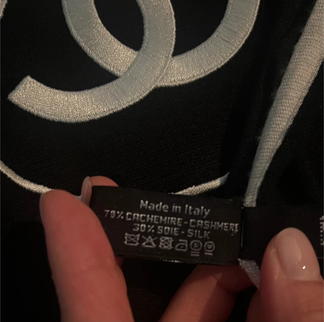 샤넬 블랙 & 화이트로고 제니 스카프 상품이미지3