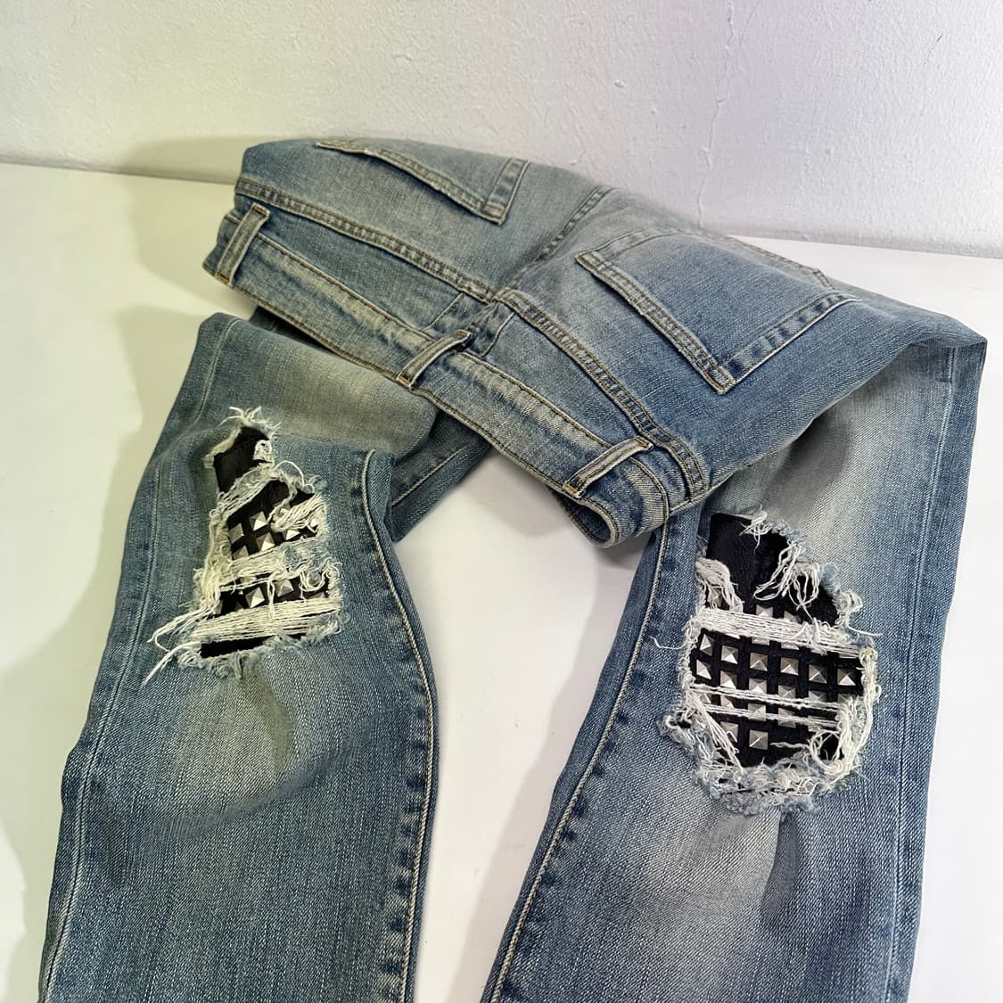 29 S 생로랑 17ss 슬림 스터드 레더패치 데님팬츠 상품이미지2