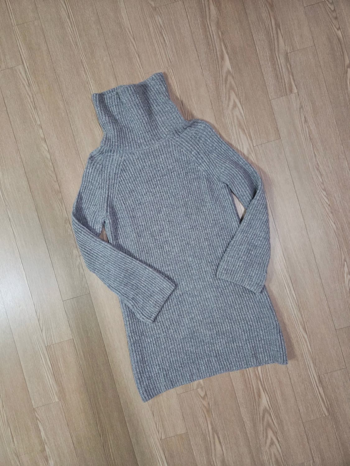 유나이티드 애로우즈 도쿄 라이트 그레이 하이넥 니트 원피스 상품이미지1