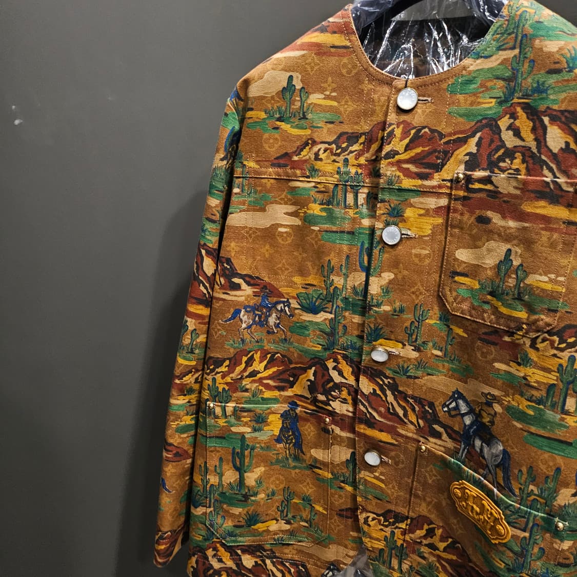 루이비통 웨스턴 컬렉션 카모플라쥬 퍼렐 카라리스 자켓 상품이미지5