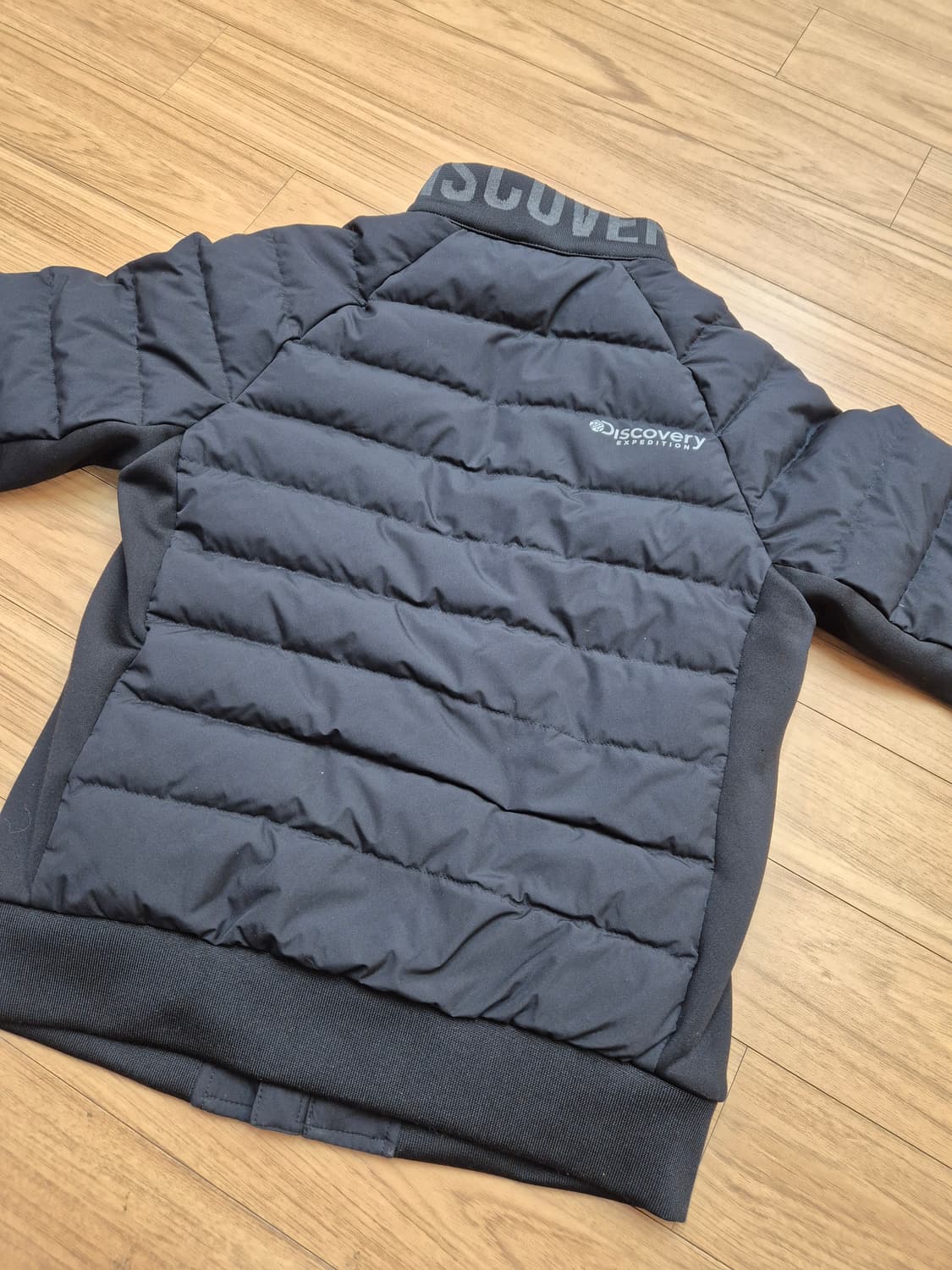 디스커버리 익스페디션 키즈 패딩 점퍼 블랙 색상입니다. 사이즈는 140으 상품이미지2