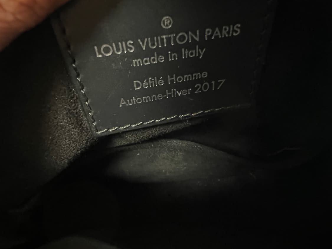 루이비통 슈프림 에피 다뉴브PM 크로스백 블랙 상품이미지8