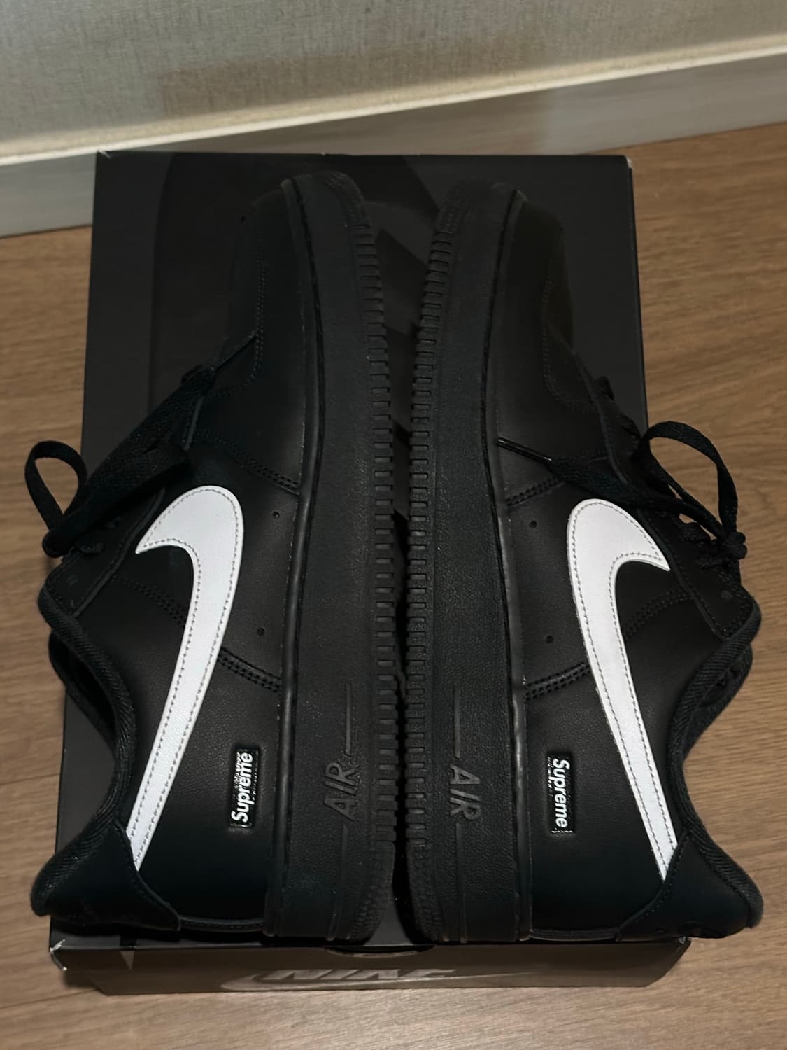 나이키 x 슈프림 에어포스 1 로우 블랙 상품이미지3