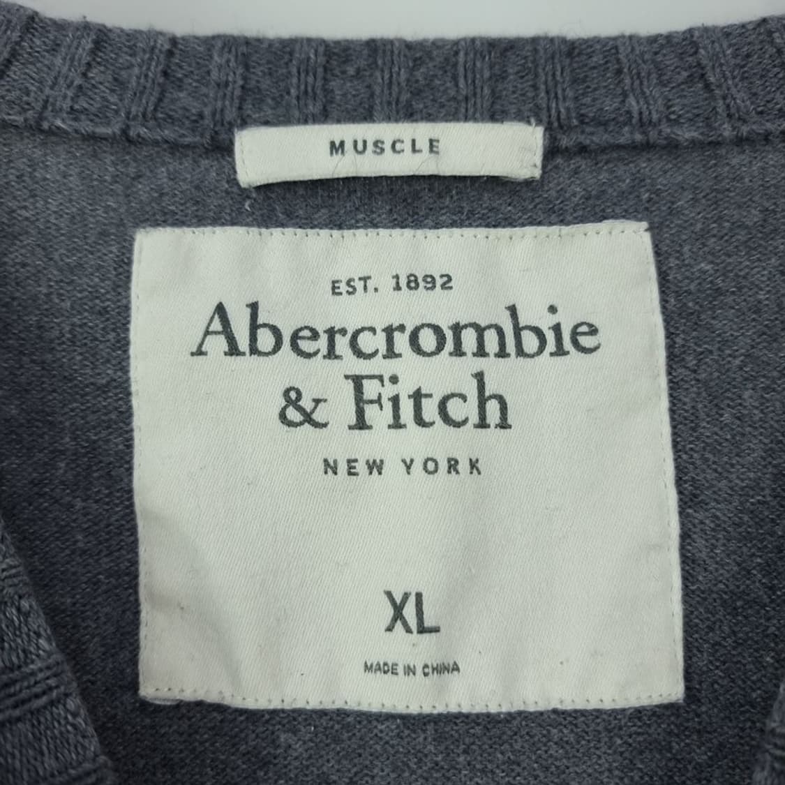 [아베크롬비] 로고 자수 브이넥 니트 그레이 M19922 상품이미지7