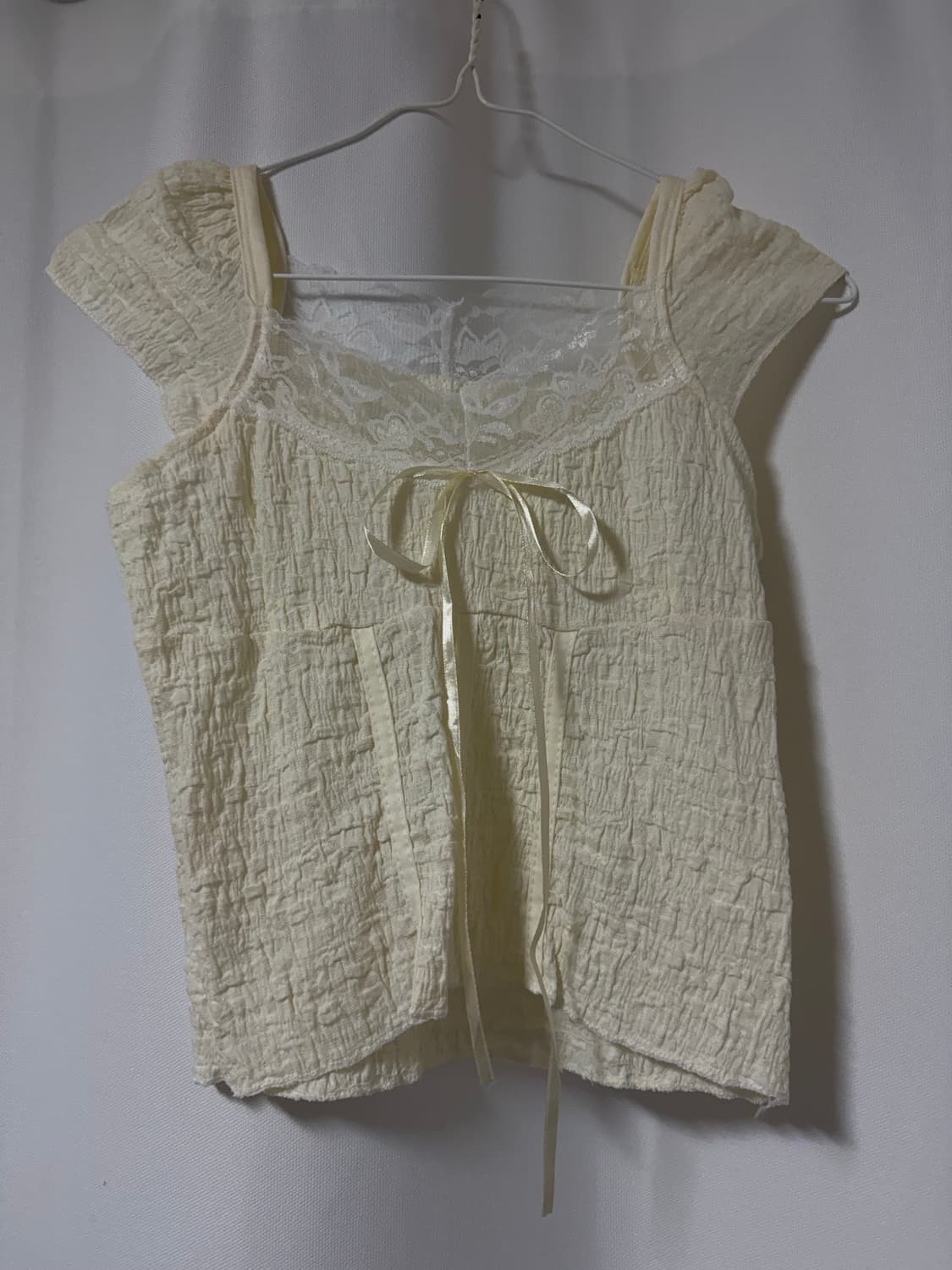 레이스 리본 민소매 블라우스 옐로우 상품이미지1