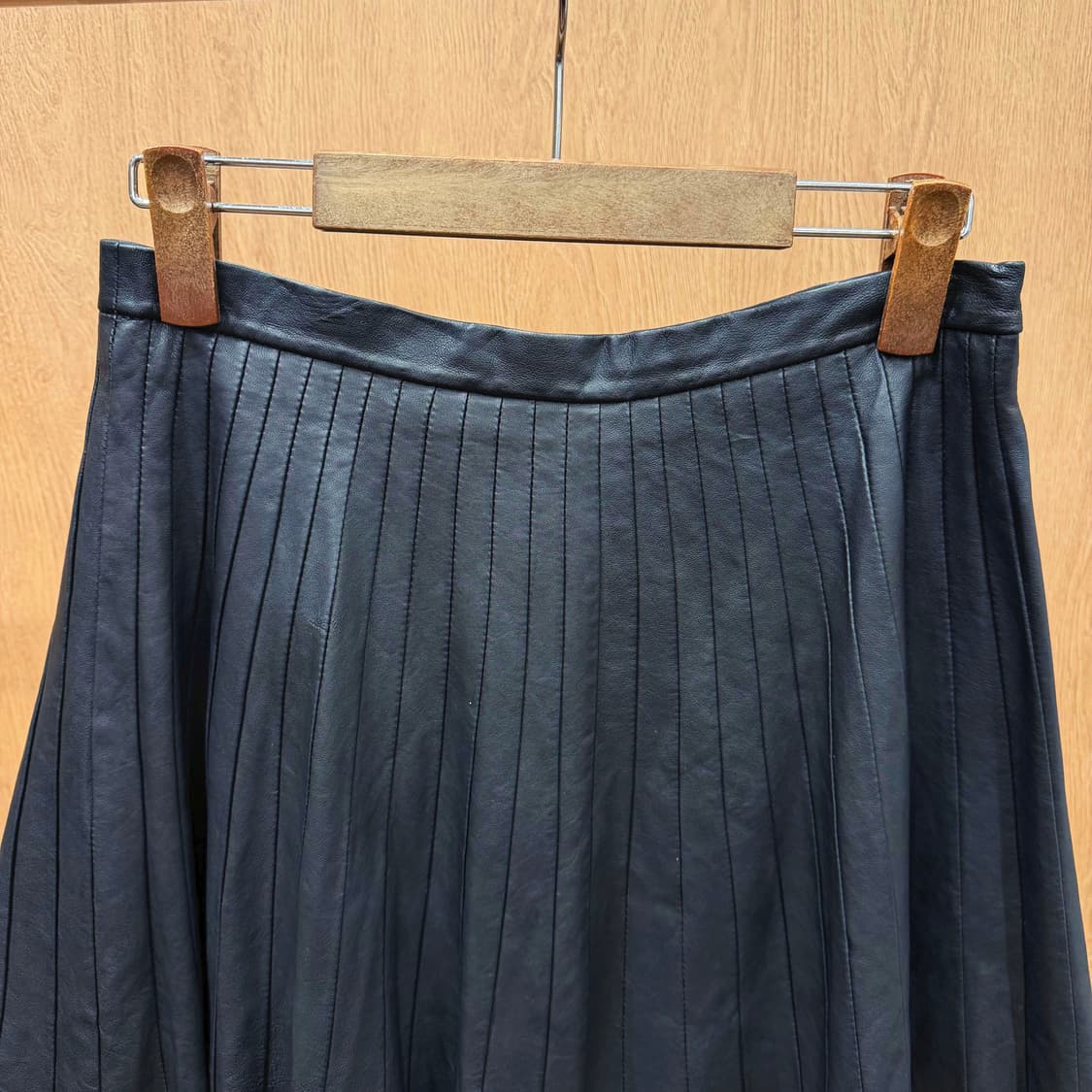띠어리 A라인 양가죽 미니 스커트 세로 플리츠 사이드 클로징 디테일 블랙 상품이미지4