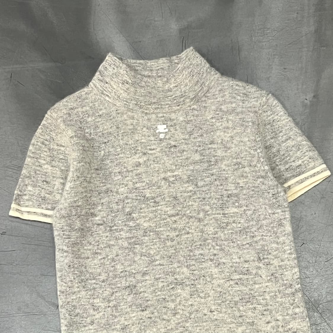  꾸레쥬 로고 하이넥 하프 니트 y16352 상품이미지3