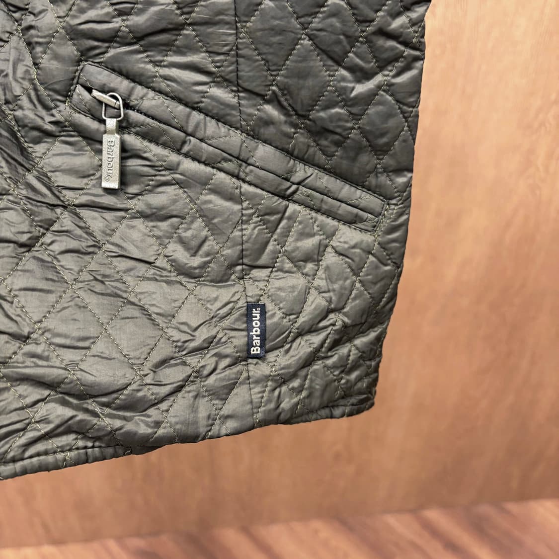 바버 하이넥 퀄팅 베스트 다이아 누빔 백 사이드 버튼 탭 디테일 카키 상품이미지6