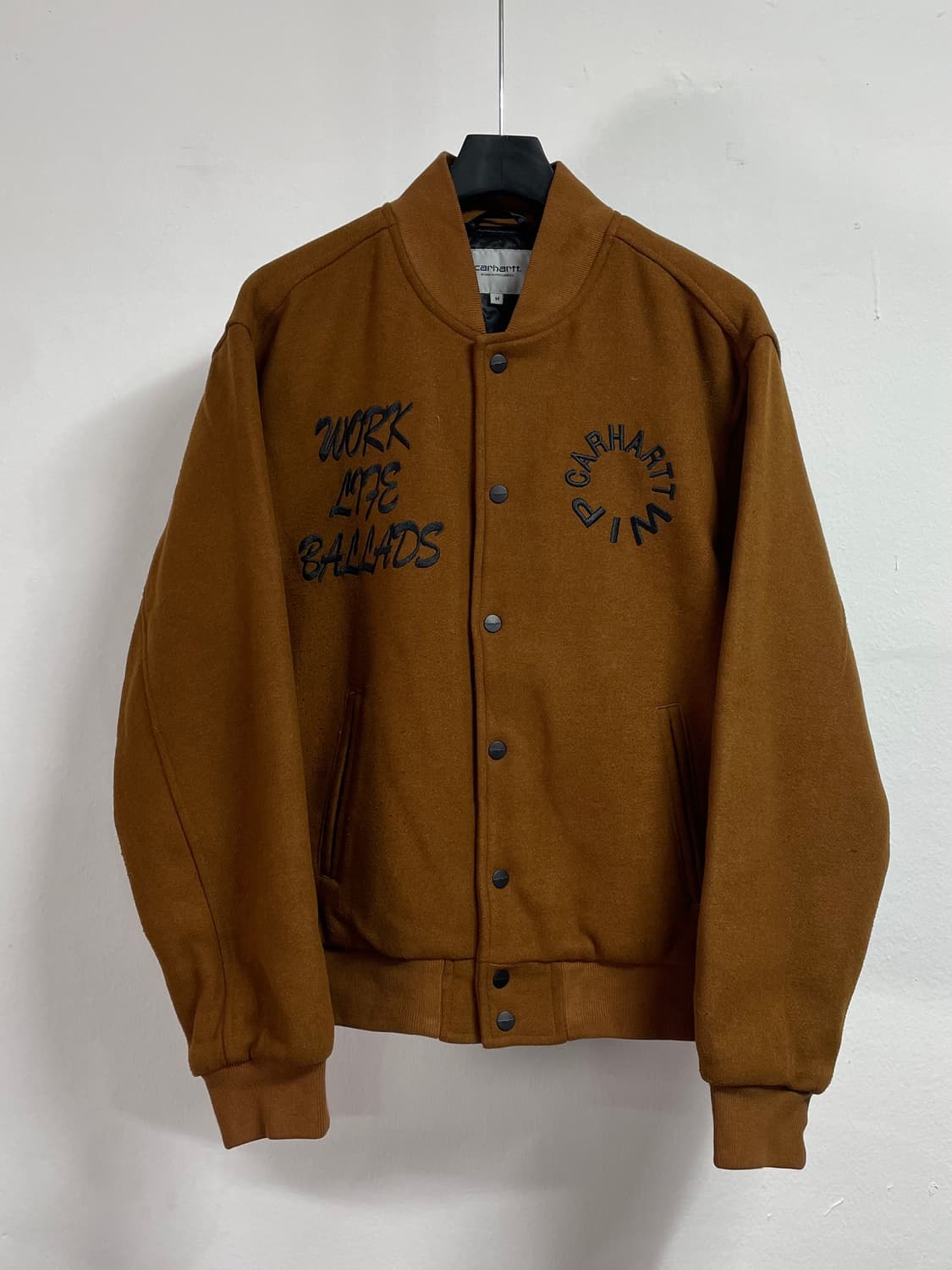 칼하트 WIP 워크 바시티 봄버 자켓 (on.461) 상품이미지1